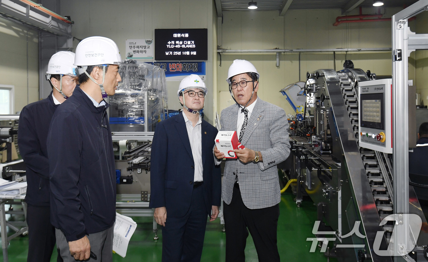 (서울=뉴스1) = 임기근 기획재정부 차관이 18일 경기 김포산업단지를 방문해 관계자에게 안전을 당부하고 있다. (기획재정부 제공. 재판매 및 DB 금지) 2025.9.18/뉴스1 …