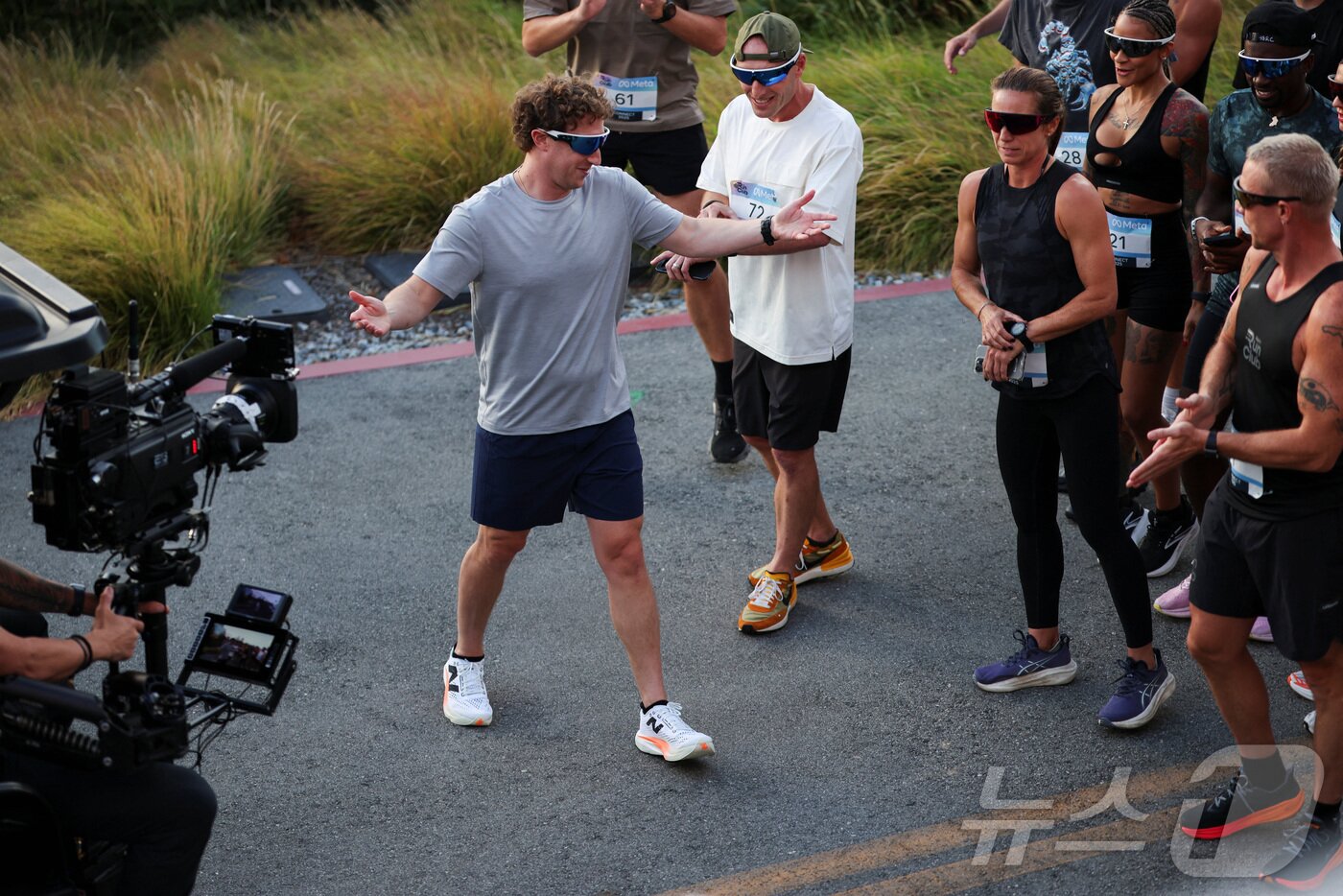 본문 이미지 - M마크 저커버그 메타 CEO가 17일(현지시간) 캘리포니아주 멘로파크에서 열린 메타커넥트 행사에서 오클리 메타 뱅가드를 착용하고 러닝 크루들과 달리고 있다. ⓒ 로이터=뉴스1