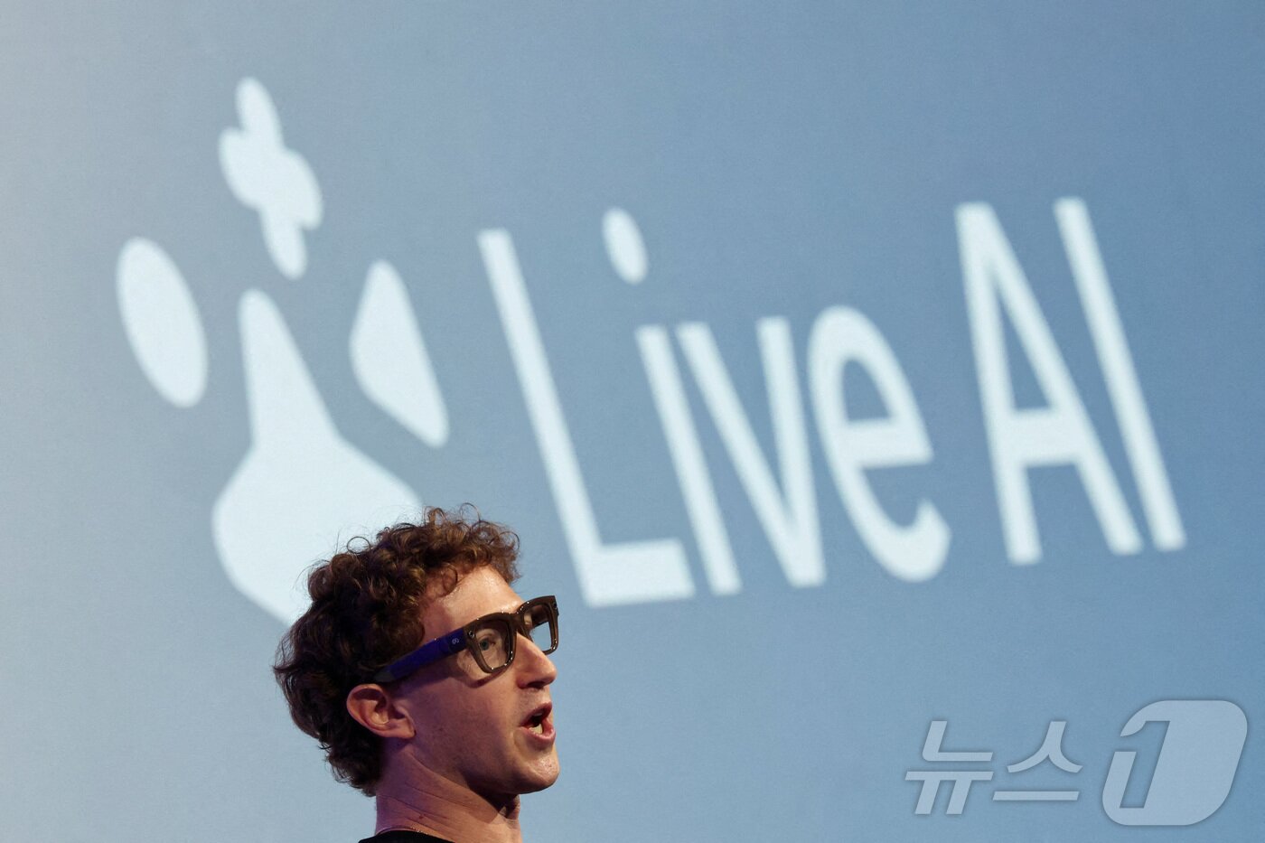 본문 이미지 - 마크 저커버그 메타 CEO가 17일(현지시간) 캘리포니아주 멘로파크에서 열린 메타커넥트 행사에서 발언하고 있다.ⓒ 로이터=뉴스1