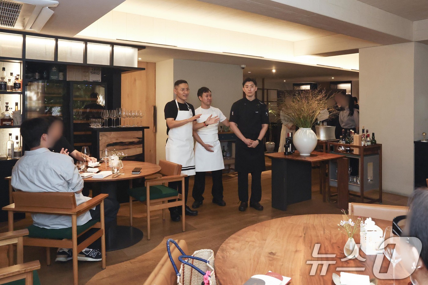 (서울=뉴스1) = 신세계백화점이 공식 파트너사인 미쉐린 가이드와 손잡고 국내 유일 미쉐린 3스타 레스토랑에서 백화점 VIP 대상 ‘포핸즈 다이닝’ 행사를 열었다고 19일 밝혔다. …