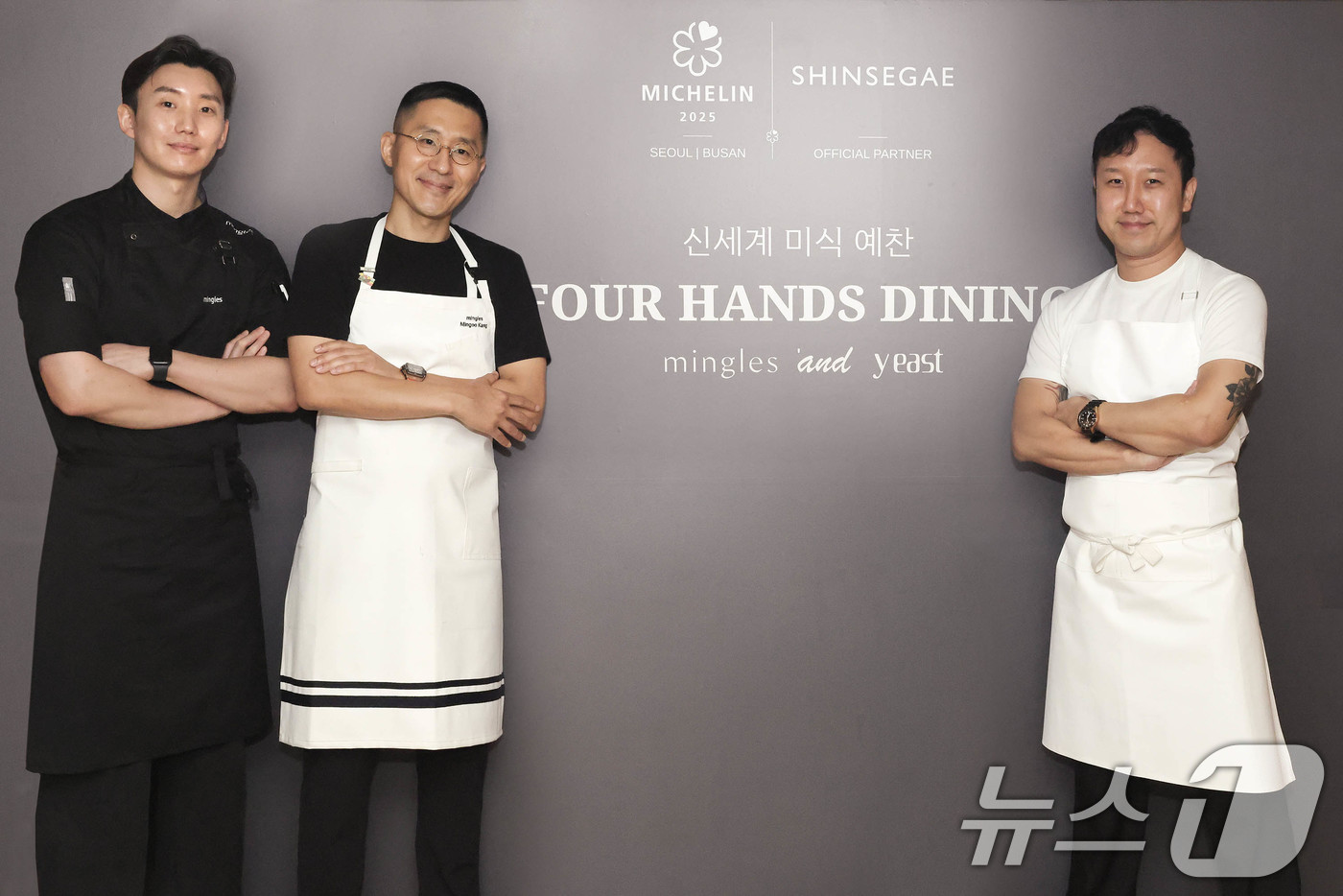 (서울=뉴스1) = 신세계백화점이 공식 파트너사인 미쉐린 가이드와 손잡고 국내 유일 미쉐린 3스타 레스토랑에서 백화점 VIP 대상 ‘포핸즈 다이닝’ 행사를 열었다고 19일 밝혔다. …