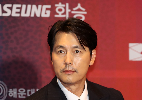 '혼외자·극비 혼인신고' 정우성, 수염 기른 채 공식석상 등장…"시상 영광"