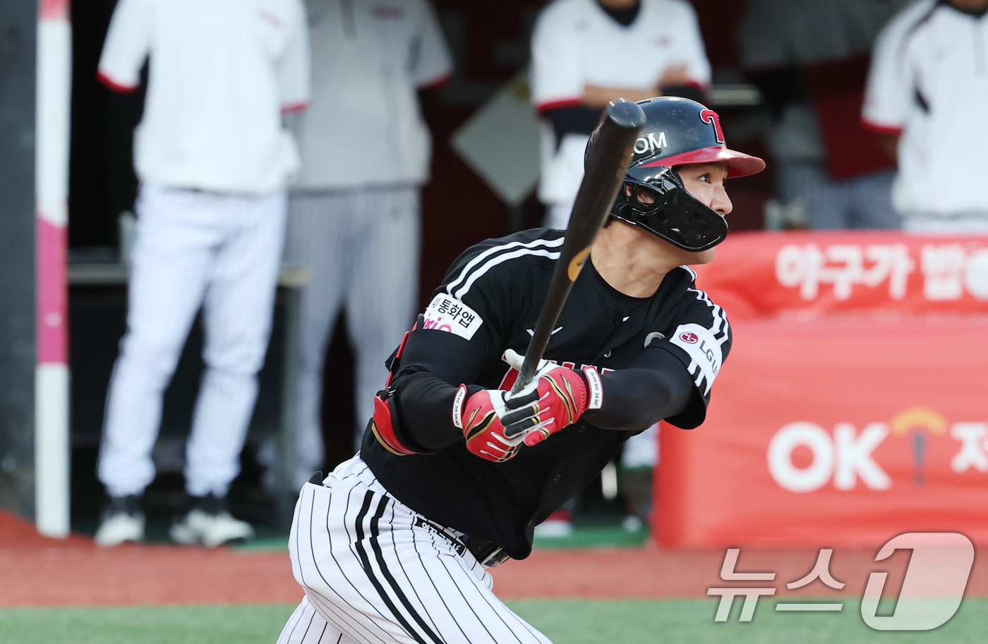 (수원=뉴스1) 김영운 기자 = 18일 오후 경기 수원시 장안구 KT위즈파크에서 열린 '2025 신한 SOL 뱅크 KBO리그' LG 트윈스와 KT 위즈의 경기, 9회초 2사 주자 …