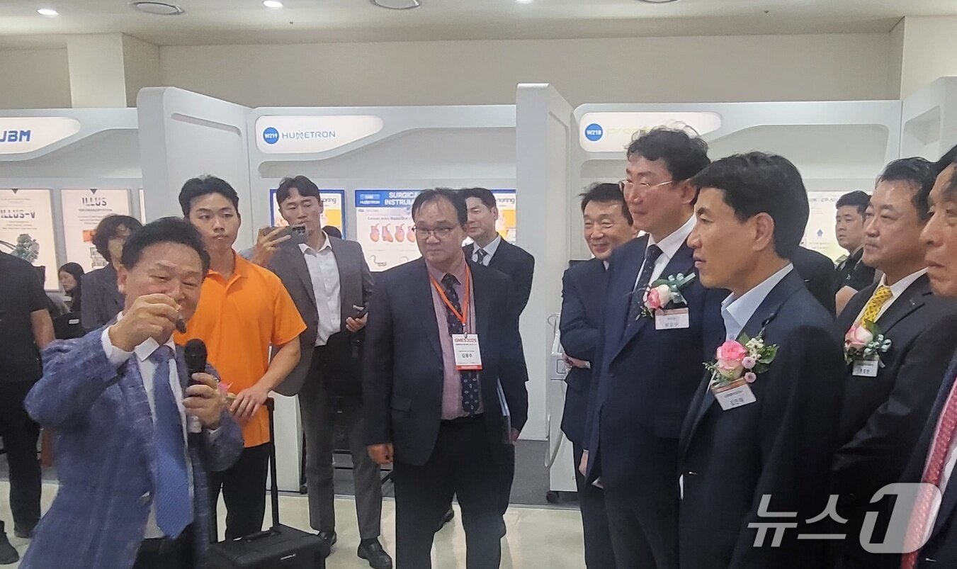 본문 이미지 - 제21회 강원의료기기전시회&#40;GMES 2025&#41; 18일 강원 원주시 지정면 원주기업도시 내 원주의료기기종합지원센터에서 개막한 가운데 한 기업 관계자가 김진태 강원지사와 원강수 원주시장, 한종현 원주의료기기산업진흥원장 등의 내빈들에게 자사 제품을 설명하고 있다. 2025.9.18/뉴스1 신관호 기자