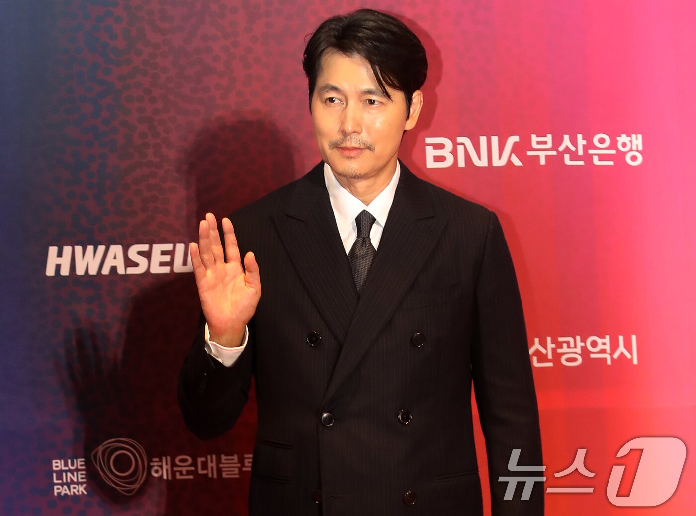 본문 이미지 - 배우 이 18일 오후 부산 해운대구 시그니엘 부산에서 열린 &#39;2025 부일영화상&#39; 핸드프린팅 행사에 참석해 포즈를 취하고 있다. 2025.9.18/뉴스1 ⓒ News1 윤일지 기자