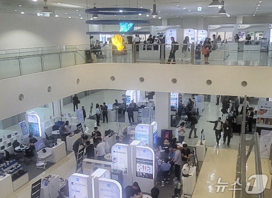 본문 이미지 - 제21회 강원의료기기전시회&#40;GMES 2025&#41; 18일 강원 원주시 지정면 원주기업도시 내 원주의료기기종합지원센터에서 개막했다. 2025.9.18/뉴스1 신관호 기자
