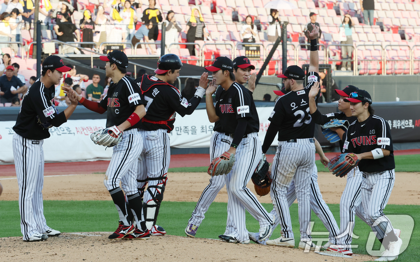 (수원=뉴스1) 김영운 기자 = 18일 오후 경기 수원시 장안구 KT위즈파크에서 열린 '2025 신한 SOL 뱅크 KBO리그' LG 트윈스와 KT 위즈의 경기 종료 후 LG 선수들 …