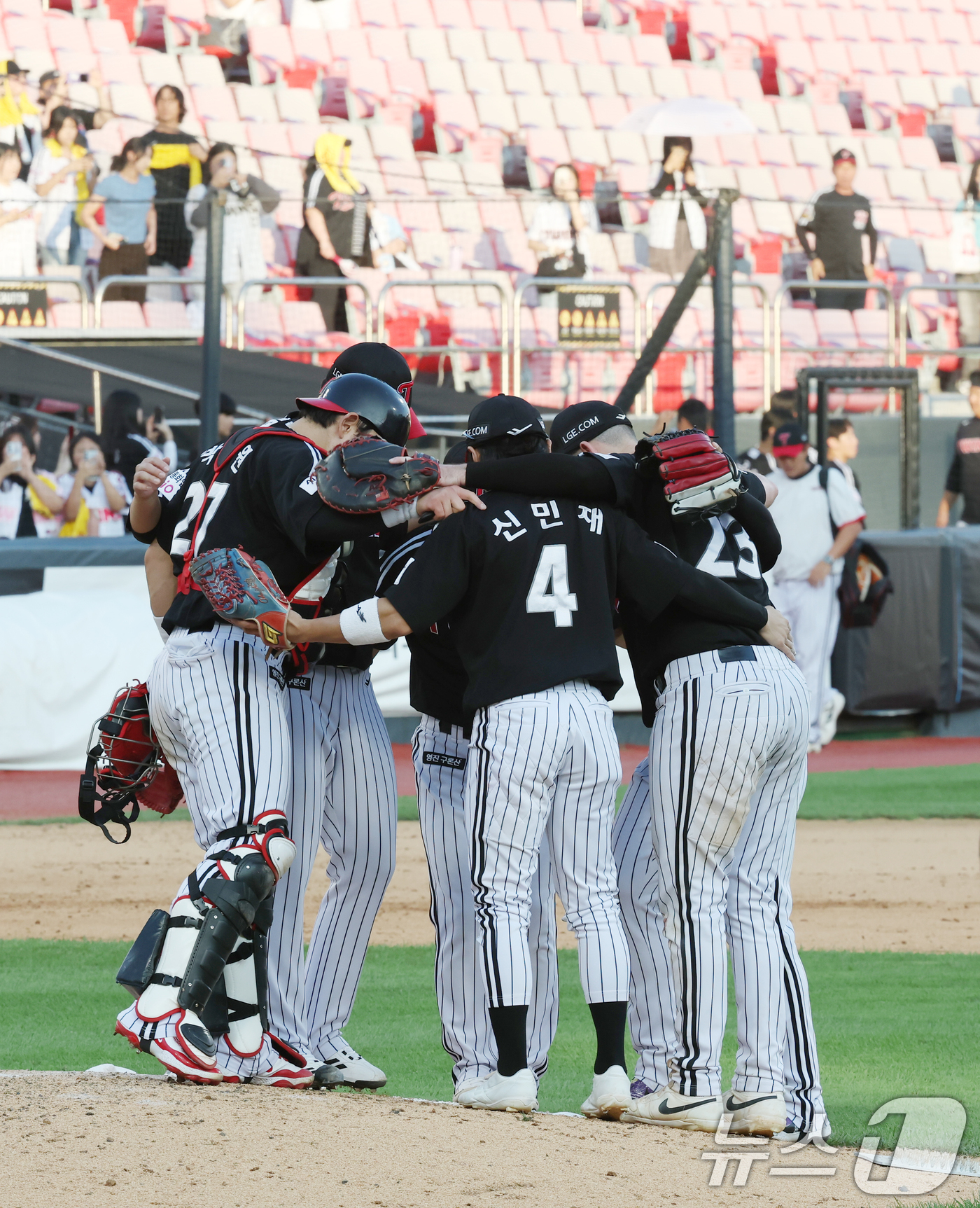 (수원=뉴스1) 김영운 기자 = 18일 오후 경기 수원시 장안구 KT위즈파크에서 열린 '2025 신한 SOL 뱅크 KBO리그' LG 트윈스와 KT 위즈의 경기 종료 후 LG 선수들 …