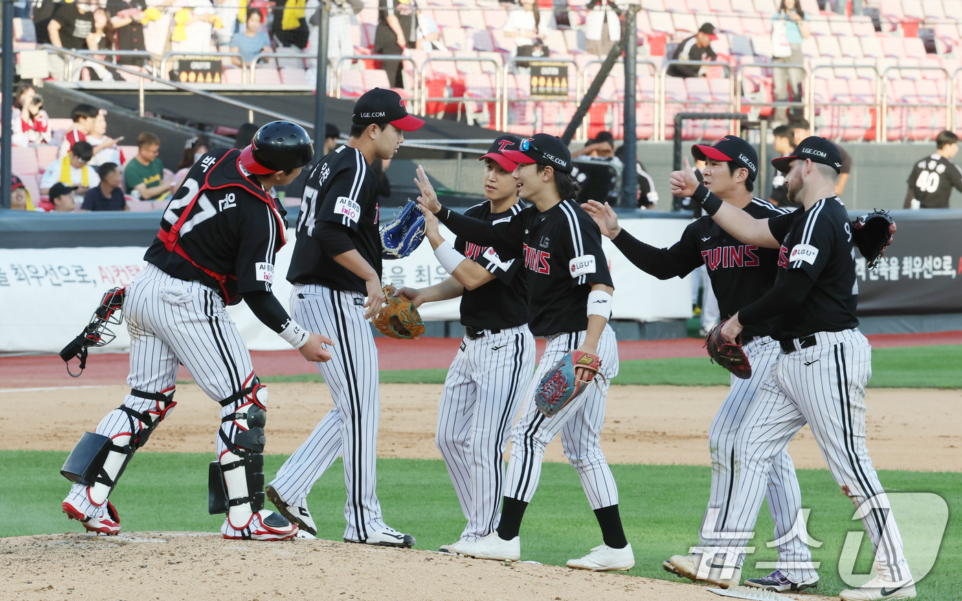 (수원=뉴스1) 김영운 기자 = 18일 오후 경기 수원시 장안구 KT위즈파크에서 열린 '2025 신한 SOL 뱅크 KBO리그' LG 트윈스와 KT 위즈의 경기 종료 후 LG 선수들 …