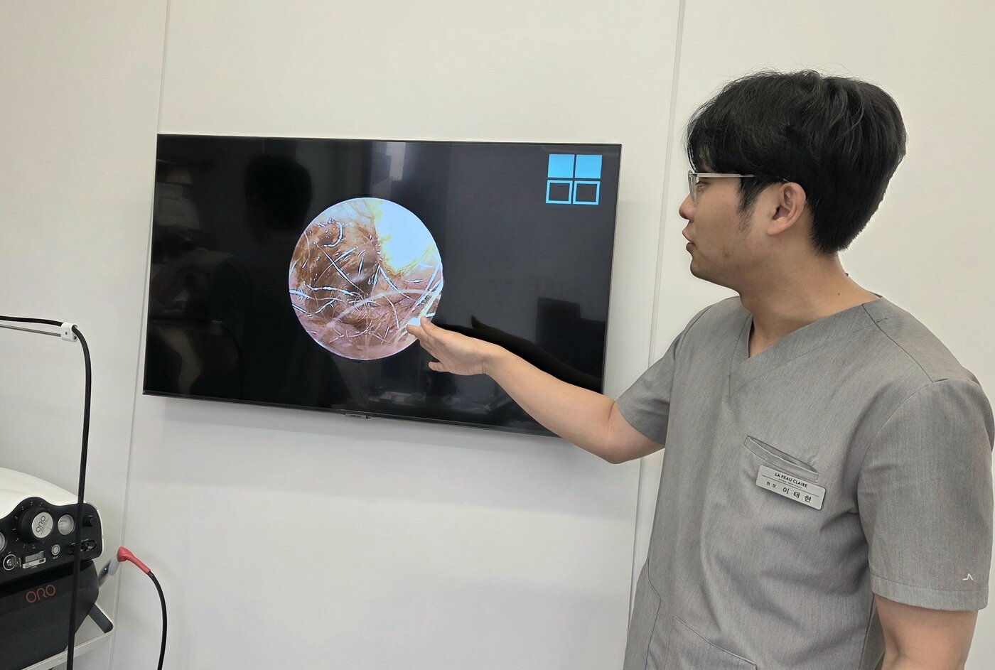 본문 이미지 - 이태현 라퓨클레르 동물피부클리닉 대표원장이 검이경을 통한 귀 질환 검사에 대해 설명하고 있다. ⓒ 뉴스1 한송아 기자