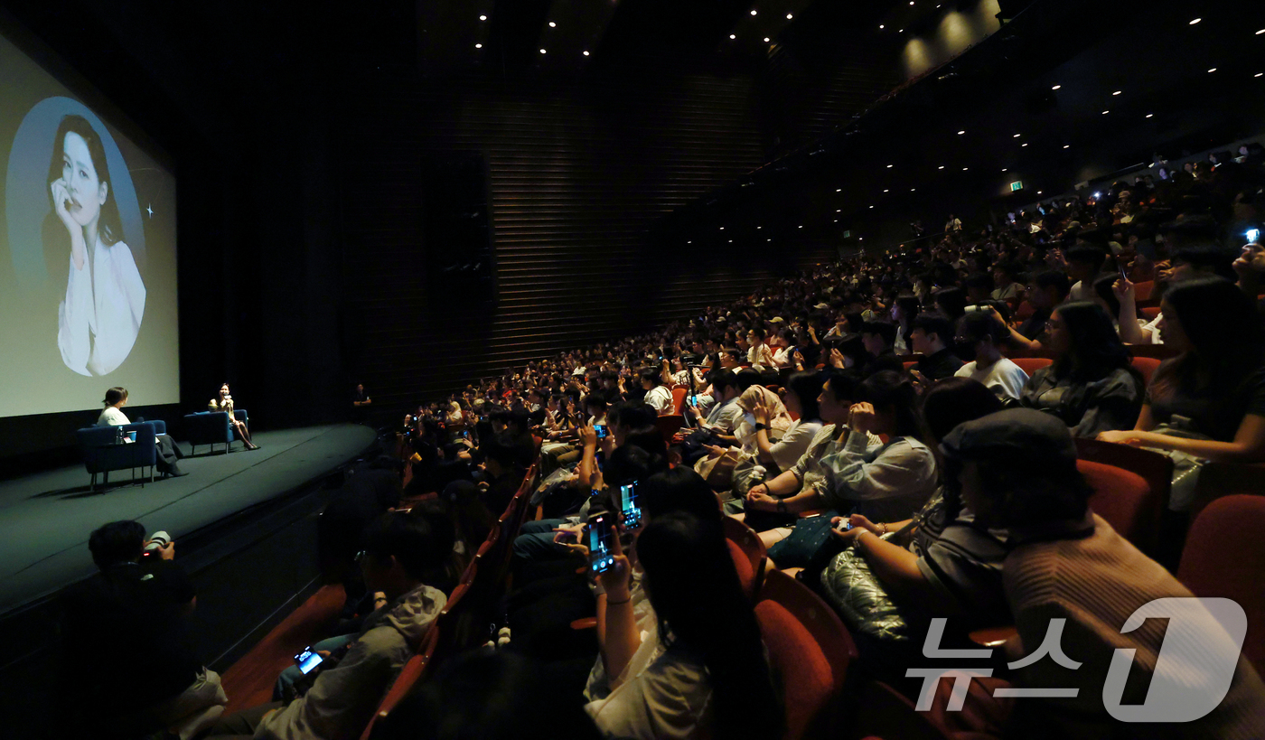 (부산=뉴스1) 권현진 기자 = 배우 손예진이 18일 오후 부산 해운대구 동서대학교 소향씨어터 신한카드홀에서 열린 제30회 부산국제영화제(BIFF) 액터스 하우스 행사에 참석해 관 …