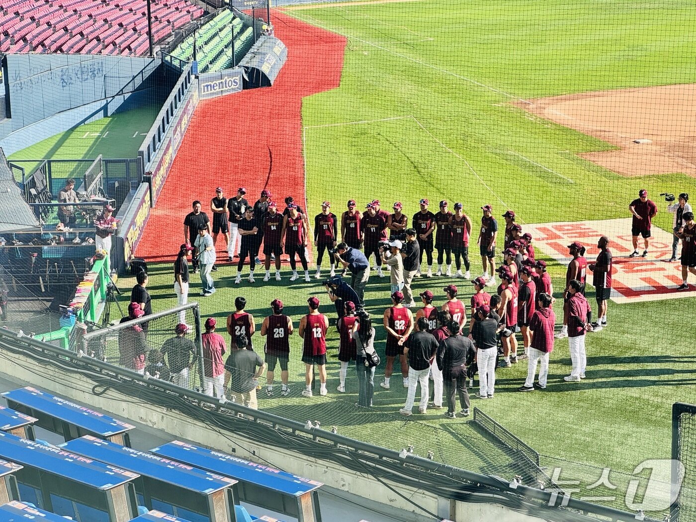 본문 이미지 - 병역 의무를 마친 키움 투수 안우진이 18일 잠실 두산전을 앞두고 선수단에 인사하고 있다.