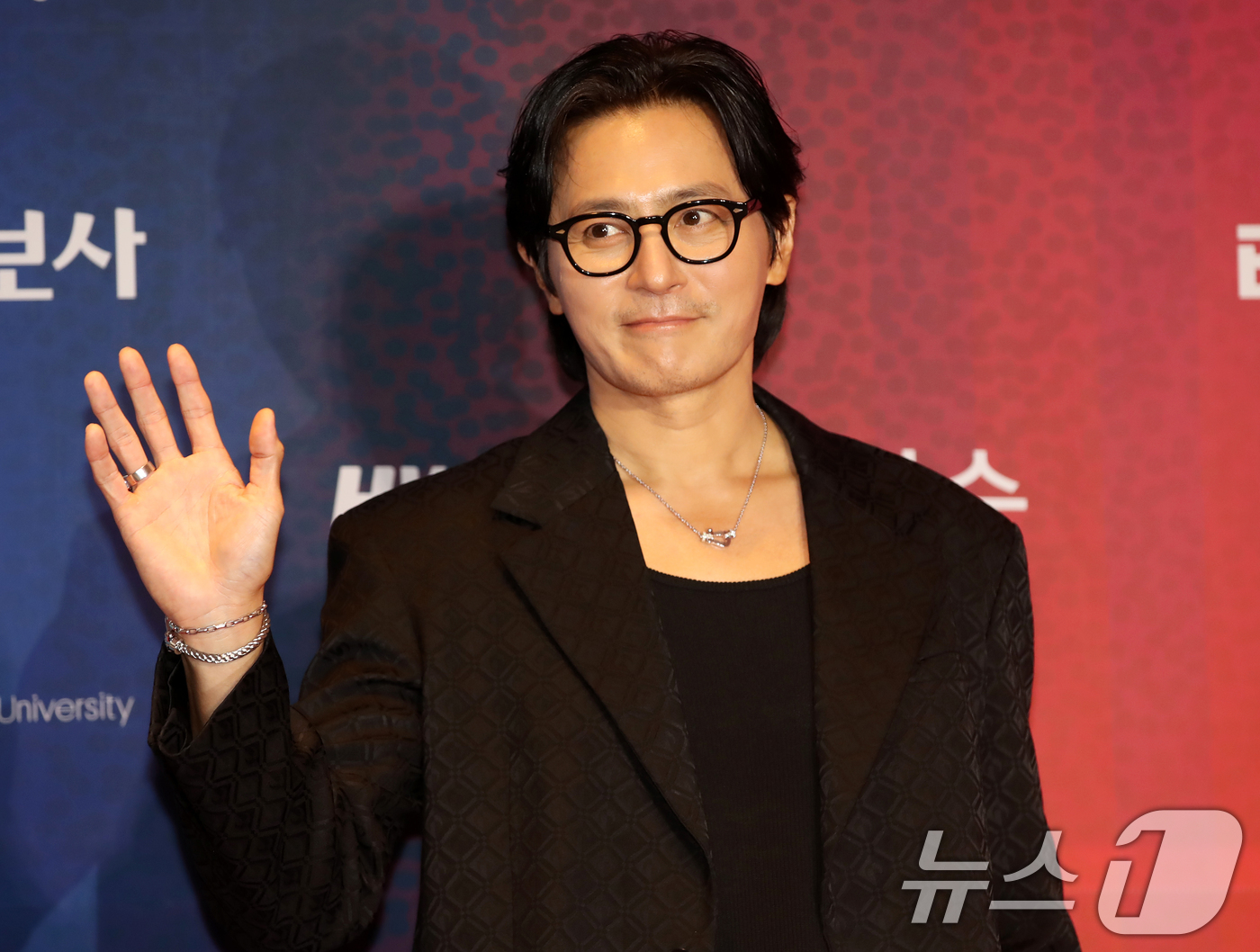 (부산=뉴스1) 윤일지 기자 = 배우 장동건이 18일 오후 부산 해운대구 시그니엘 부산에서 열린 '2025 부일영화상' 레드카펫 행사에 참석해 포즈를 취하고 있다. 2025.9.1 …