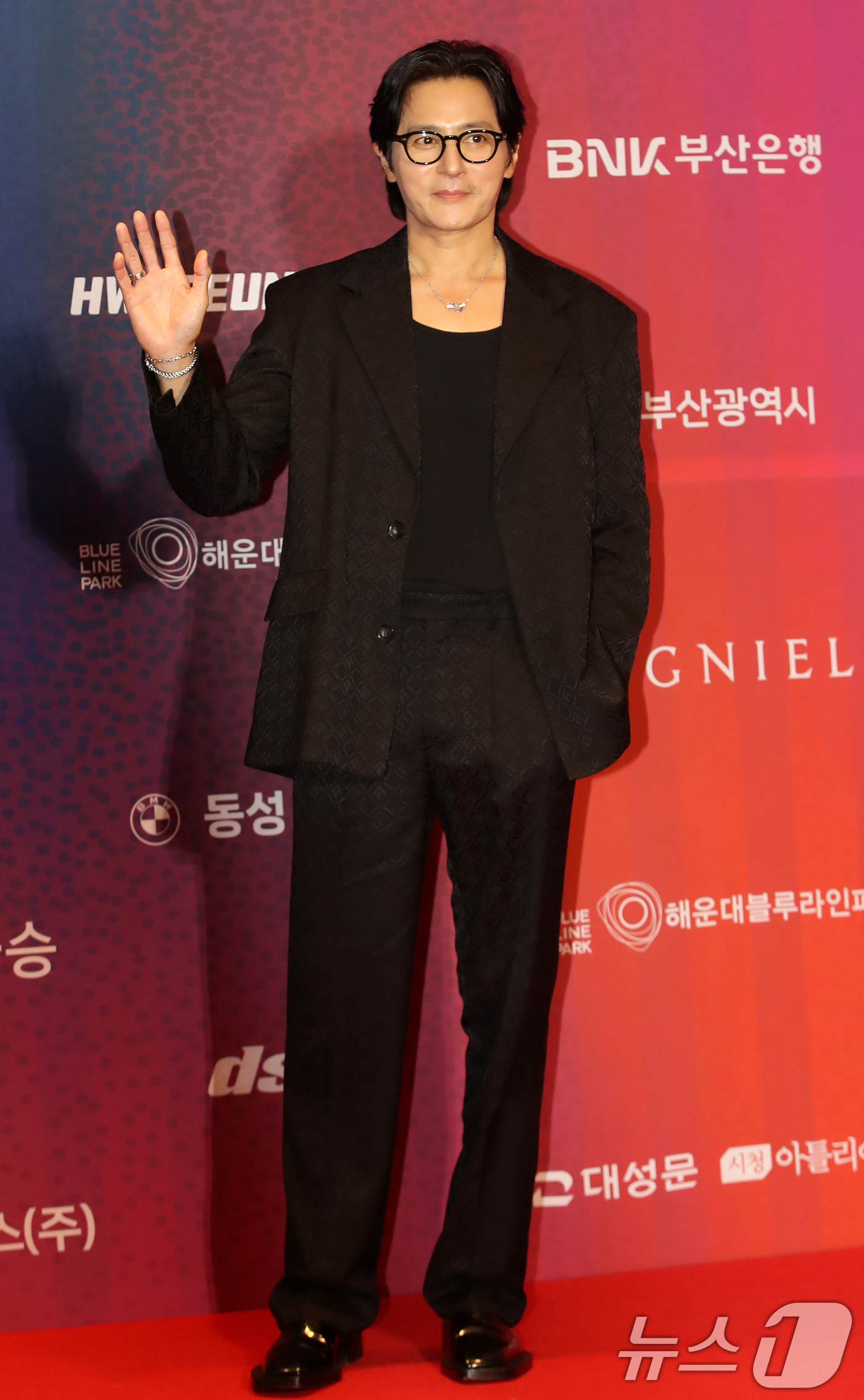 (부산=뉴스1) 윤일지 기자 = 배우 장동건이 18일 오후 부산 해운대구 시그니엘 부산에서 열린 '2025 부일영화상' 레드카펫 행사에 참석해 포즈를 취하고 있다. 2025.9.1 …