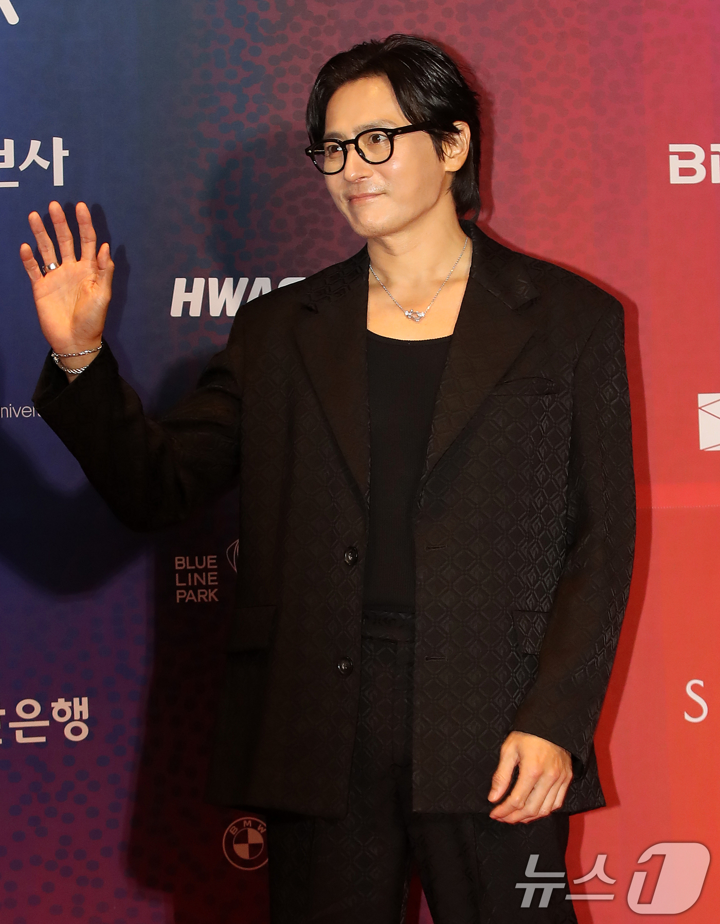 (부산=뉴스1) 윤일지 기자 = 배우 장동건이 18일 오후 부산 해운대구 시그니엘 부산에서 열린 '2025 부일영화상' 레드카펫 행사에 참석해 포즈를 취하고 있다. 2025.9.1 …