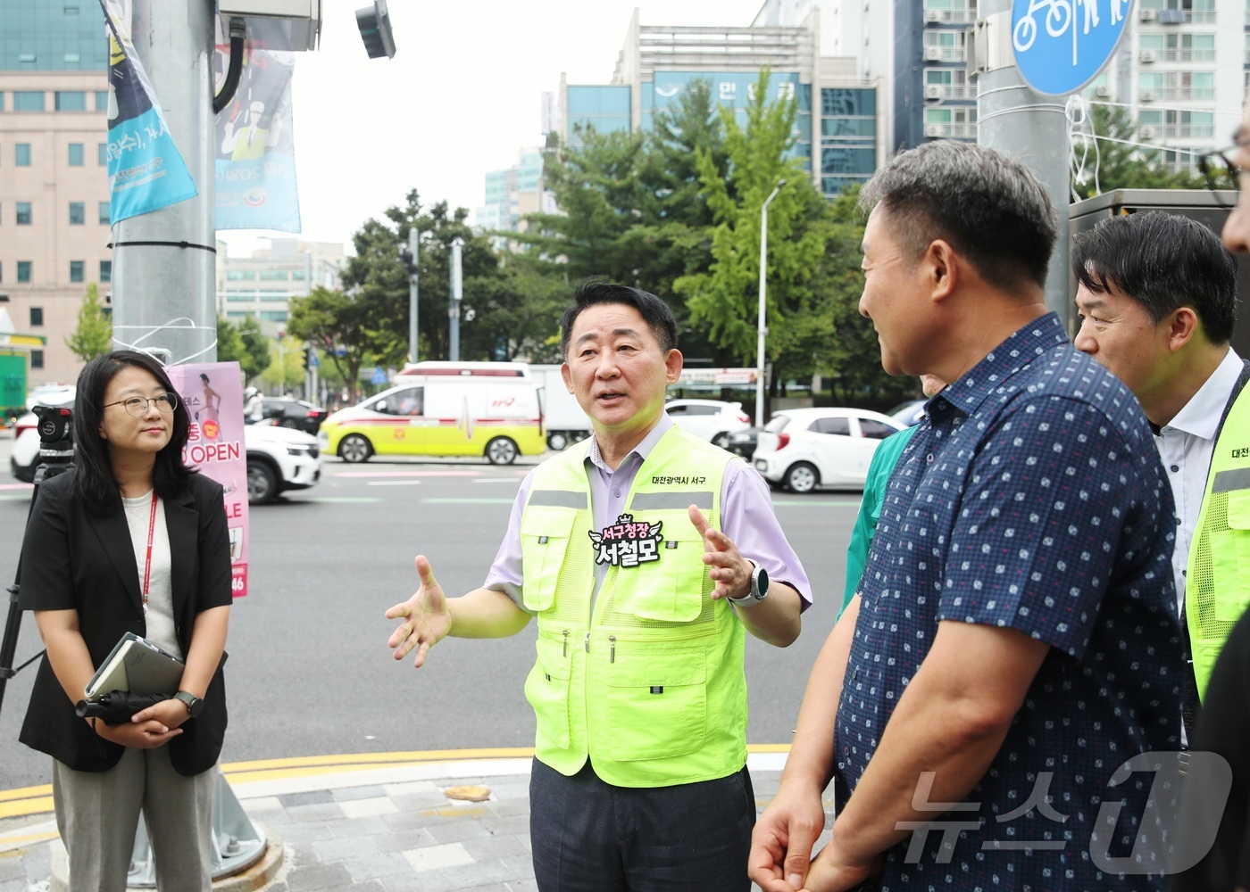 (대전=뉴스1) 김기태 기자 = 서철모 대전서구청장이 18일 숭어리샘 일대 통학로에서 보행자 신호등 설치 현장을 찾아 학생들의 보행 안전을 점검하고 있다. (대전서구청 제공. 재판 …