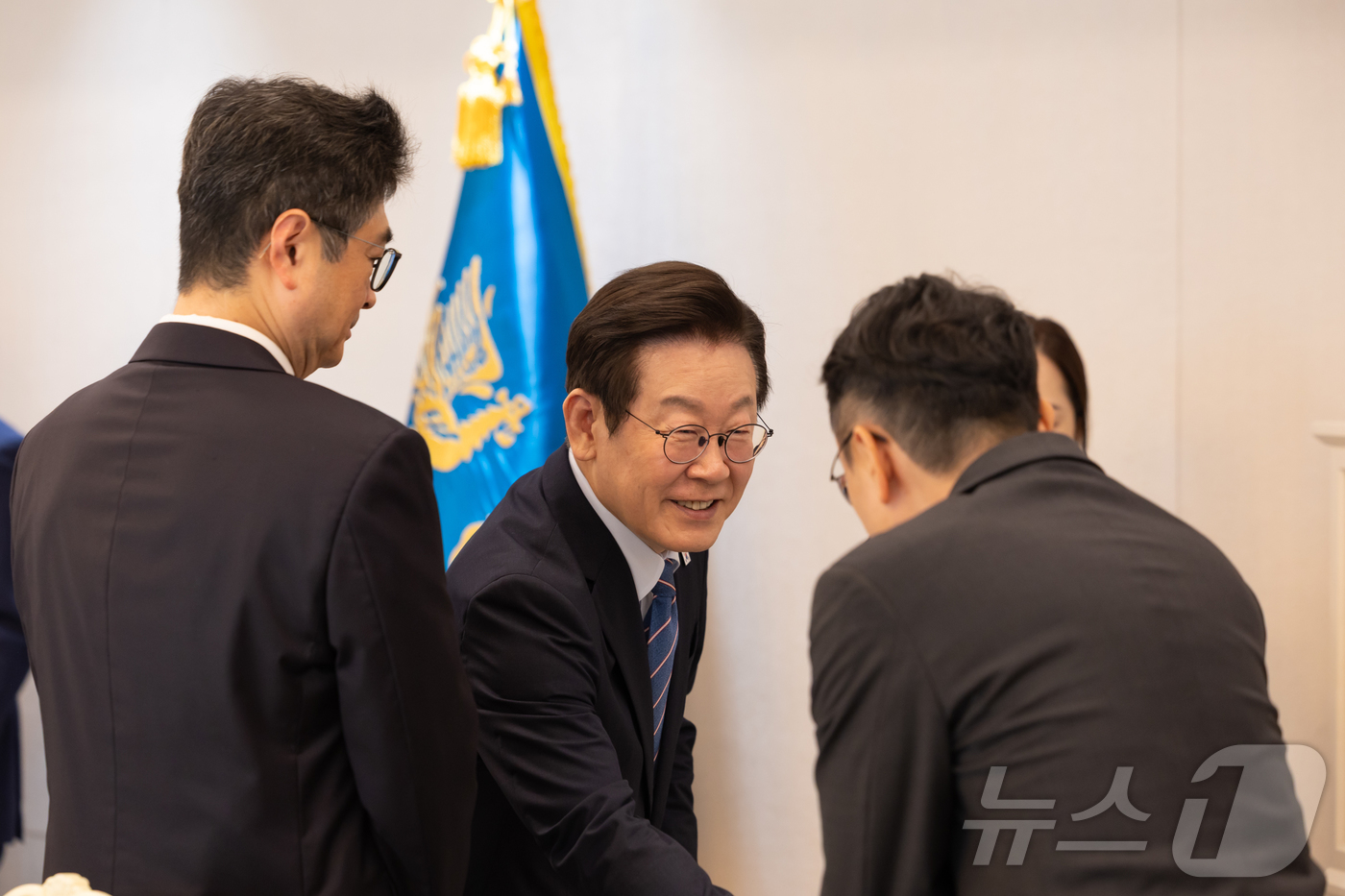 (서울=뉴스1) 이재명 기자 = 이재명 대통령이 18일 서울 용산 대통령실 청사에서 열린 증권사 리서치센터장 오찬 간담회에서 참석자들과 인사를 나누고 있다. (대통령실 제공. 재판 …