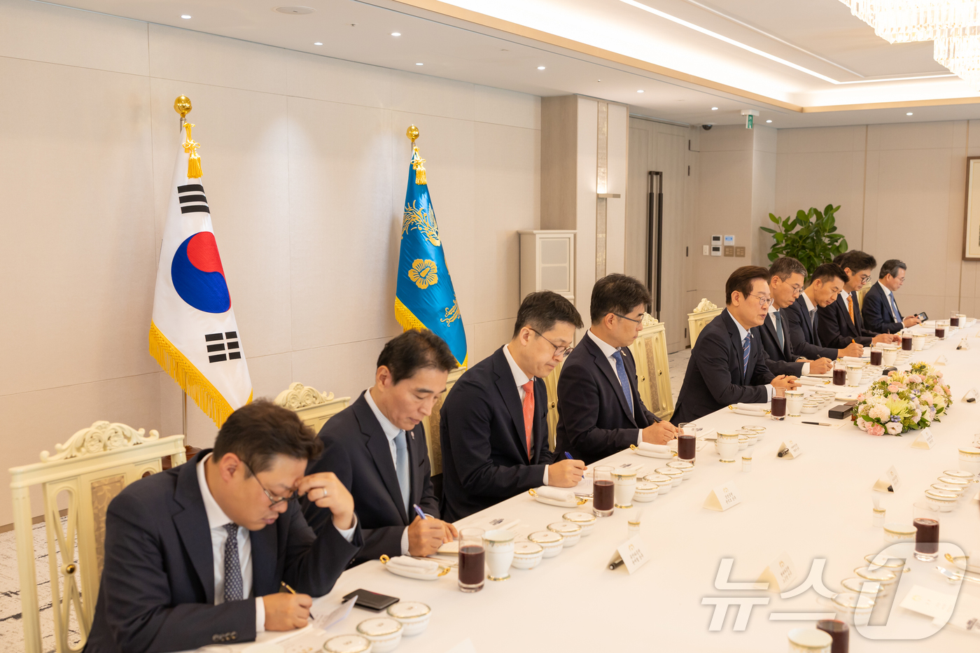 (서울=뉴스1) 이재명 기자 = 이재명 대통령이 18일 서울 용산 대통령실 청사에서 열린 증권사 리서치센터장 오찬 간담회에서 발언하고 있다. (대통령실 제공. 재판매 및 DB 금지 …