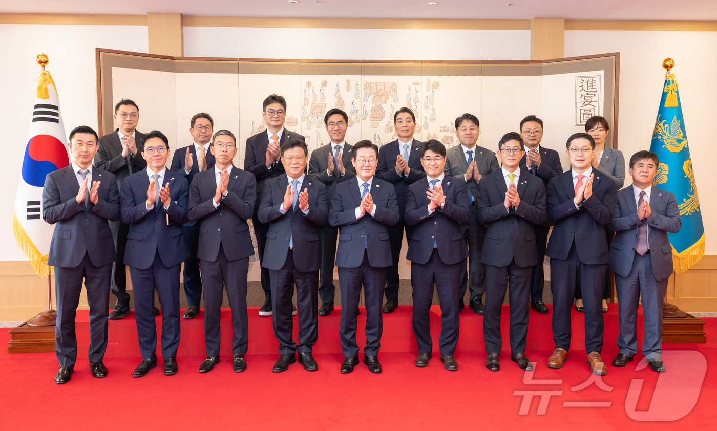 (서울=뉴스1) 이재명 기자 = 이재명 대통령이 18일 서울 용산 대통령실 청사에서 열린 증권사 리서치센터장 오찬 간담회에서 참석자들과 기념촬영을 하고 있다. (대통령실 제공. 재 …