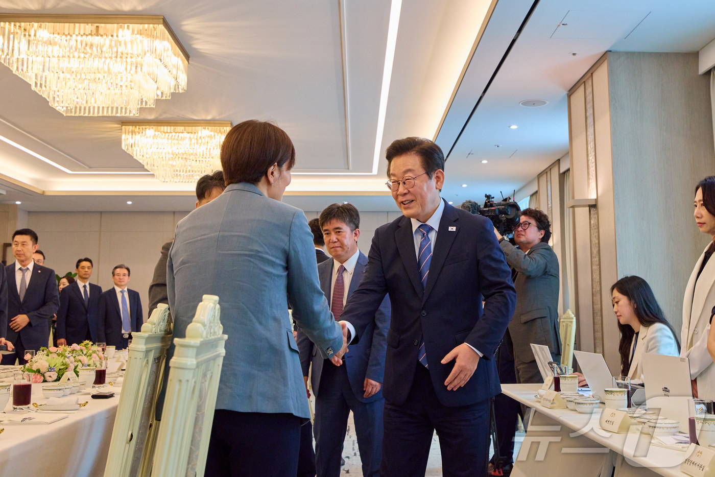 (서울=뉴스1) 이재명 기자 = 이재명 대통령이 18일 서울 용산 대통령실 청사에서 열린 증권사 리서치센터장 오찬 간담회에서 참석자들과 인사를 나누고 있다. (대통령실 제공. 재판 …