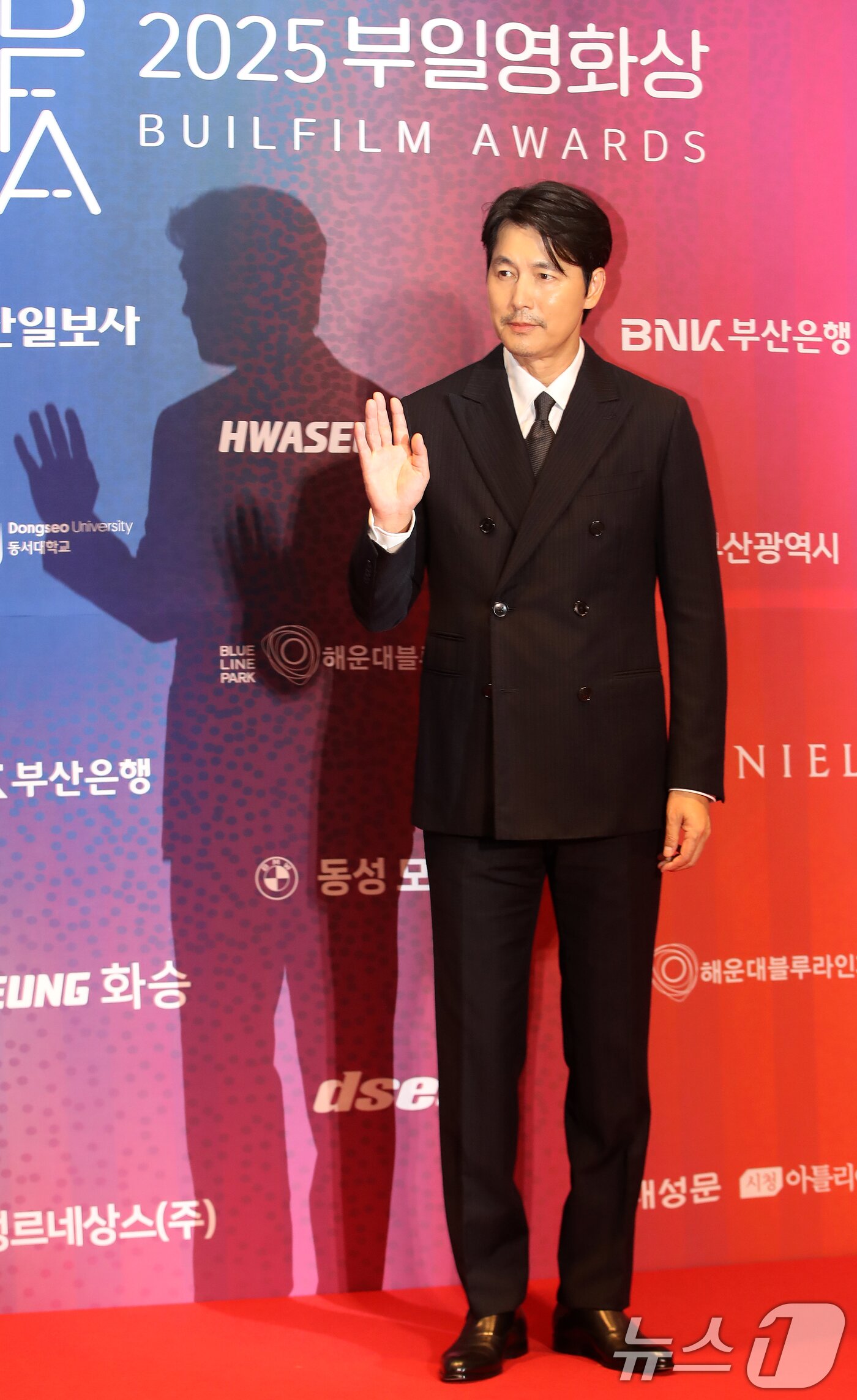 본문 이미지 - 배우 정우성이 18일 오후 부산 해운대구 시그니엘 부산에서 열린 &#39;2025 부일영화상&#39; 레드카펫 행사에 참석해 포즈를 취하고 있다. 2025.9.18/뉴스1 ⓒ News1 윤일지 기자