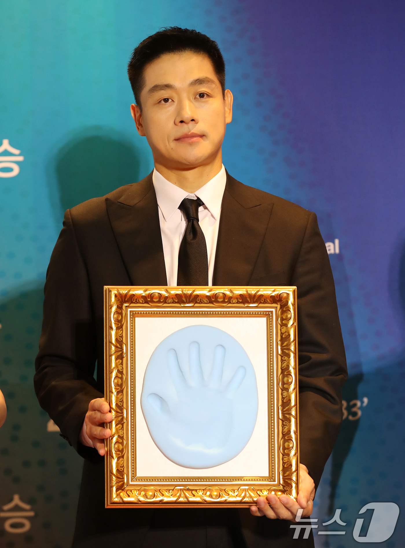 (부산=뉴스1) 윤일지 기자 = 배우 김영성이 18일 오후 부산 해운대구 시그니엘 부산에서 열린 '2025 부일영화상' 핸드프린팅 행사에 참석해 기념촬영을 하고 있다. 2025.9 …