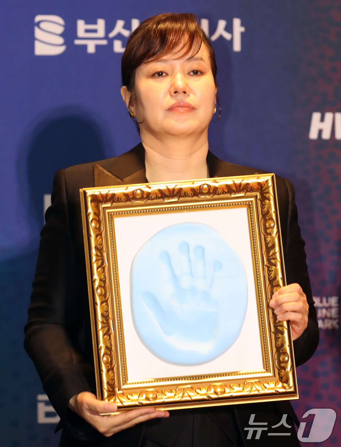 (부산=뉴스1) 윤일지 기자 = 배우 김금순이 18일 오후 부산 해운대구 시그니엘 부산에서 열린 '2025 부일영화상' 핸드프린팅 행사에 참석해 기념촬영을 하고 있다. 2025.9 …