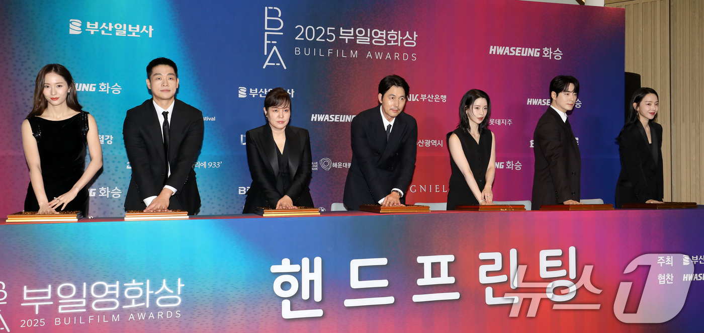 (부산=뉴스1) 윤일지 기자 = 배우 정수정(왼쪽부터), 김영성, 김금순, 정우성, 임지연, 이준혁, 신혜선이 18일 오후 부산 해운대구 시그니엘 부산에서 열린 '2025 부일영화 …