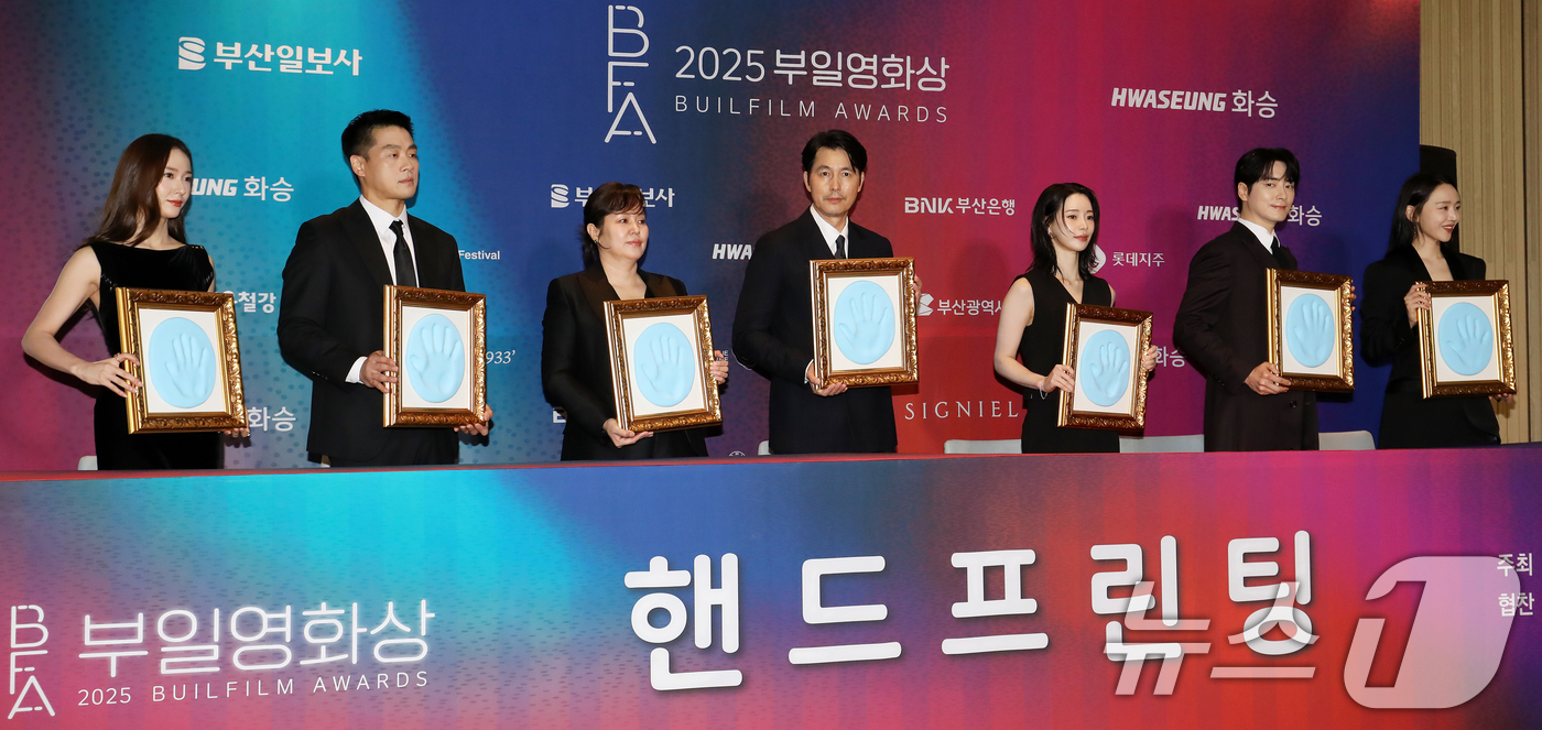 (부산=뉴스1) 윤일지 기자 = 배우 정수정(왼쪽부터), 김영성, 김금순, 정우성, 임지연, 이준혁, 신혜선이 18일 오후 부산 해운대구 시그니엘 부산에서 열린 '2025 부일영화 …