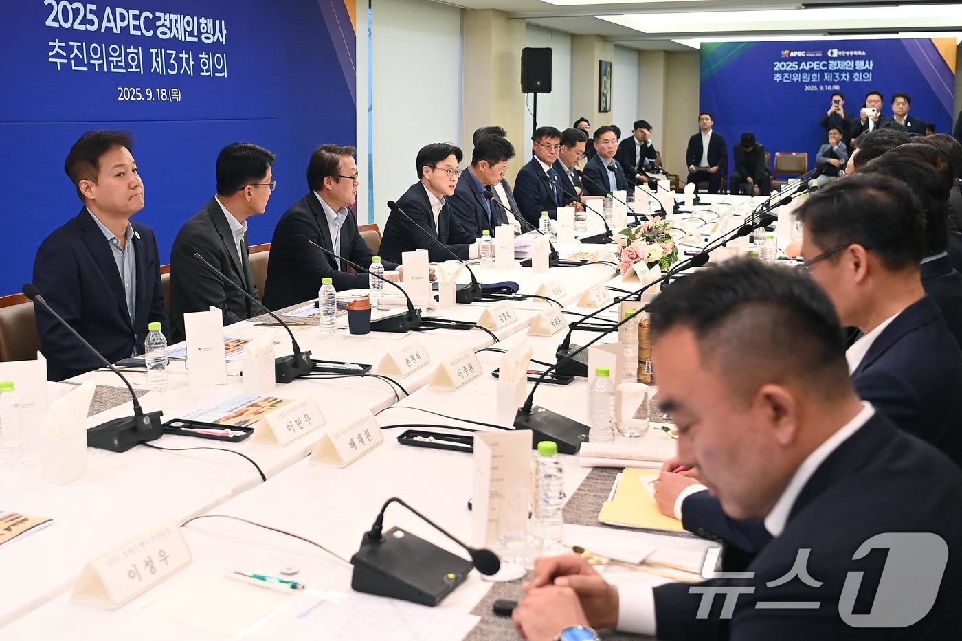 (서울=뉴스1) = 김정관 산업통상자원부 장관이 18일 경북 경주 강동 다이너스 컨트리클럽에서 열린 '제3차 APEC 경제인 행사 추진위원회 회의'에 참석해 발언하고 있다.  20 …