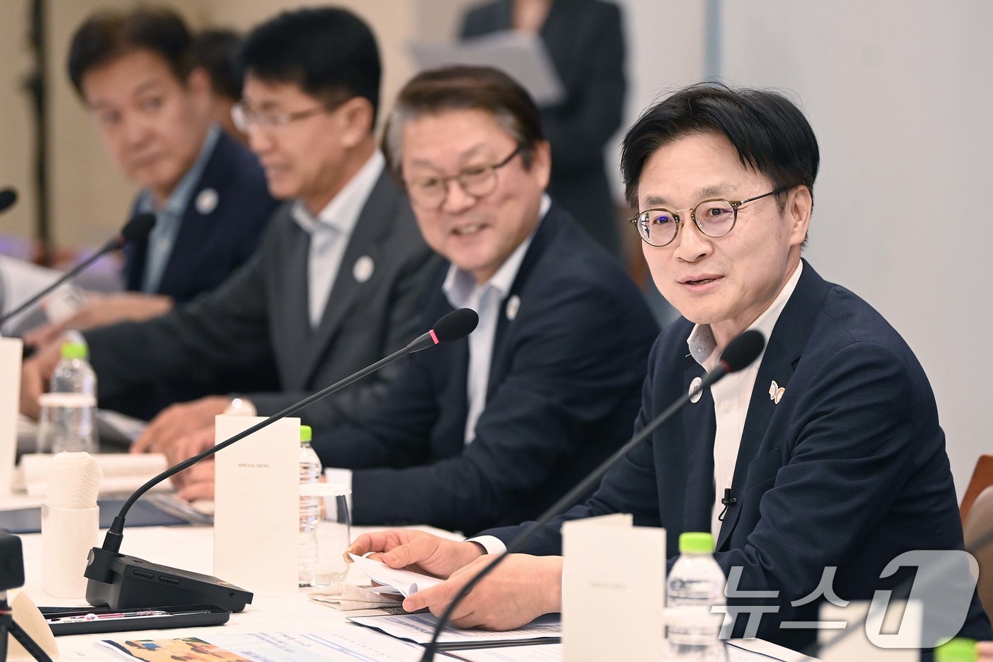 (서울=뉴스1) = 김정관 산업통상자원부 장관이 18일 경북 경주 강동 다이너스 컨트리클럽에서 열린 '제3차 APEC 경제인 행사 추진위원회 회의'에 참석해 발언하고 있다.  20 …