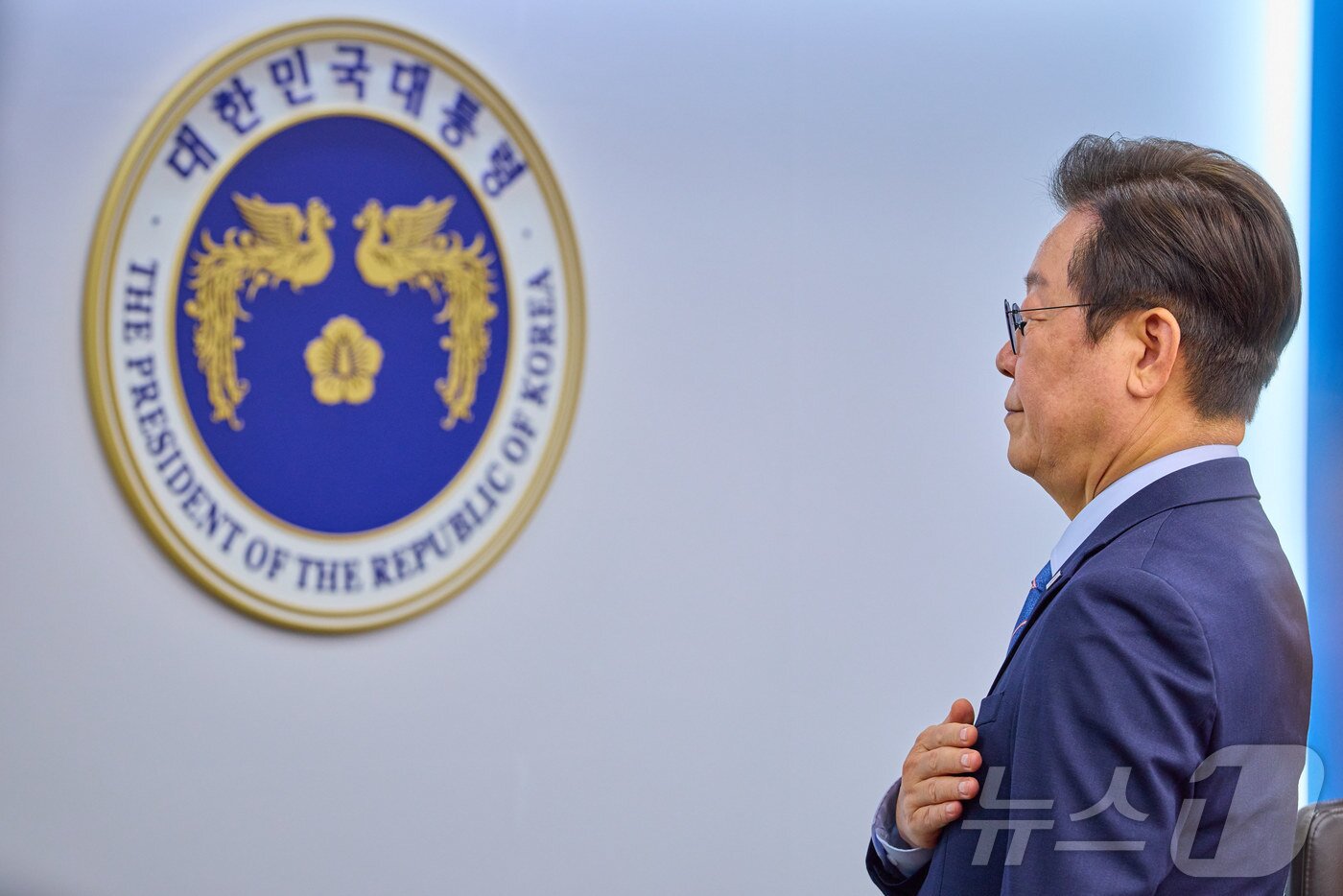 본문 이미지 - 이재명 대통령이  국민의례를 하고 있다. &#40;대통령실 제공. 재판매 및 DB 금지&#41; 2025.9.18/뉴스1 ⓒ News1 이재명 기자