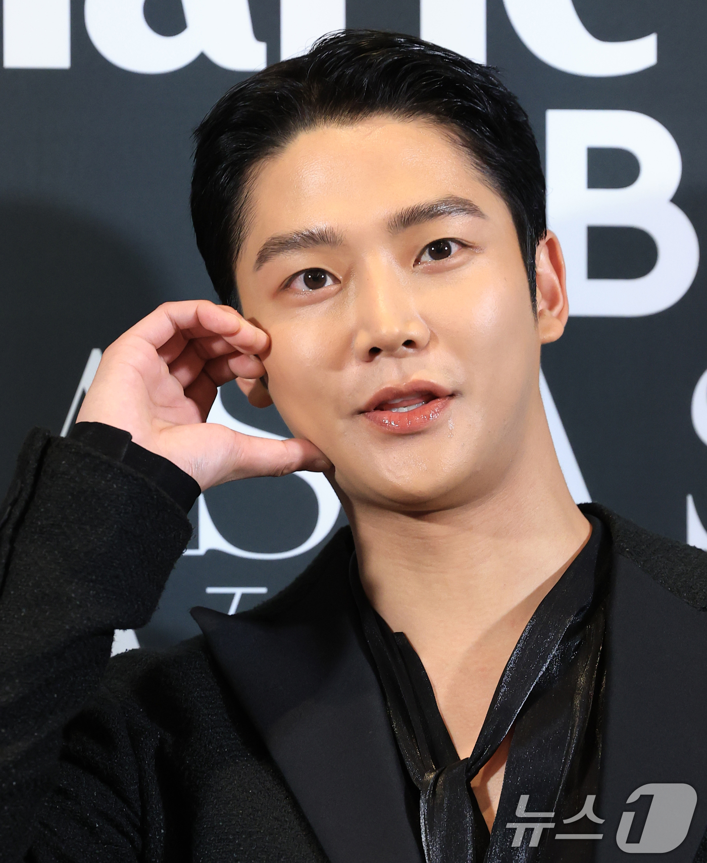 (부산=뉴스1) 권현진 기자 = 배우 로운이 18일 부산 해운대구 중동 파라다이스호텔에서 열린 ‘2025 마리끌레르 아시아스타어워즈’ 포토콜 행사에 참석해 포즈를 취하고 있다. 2 …