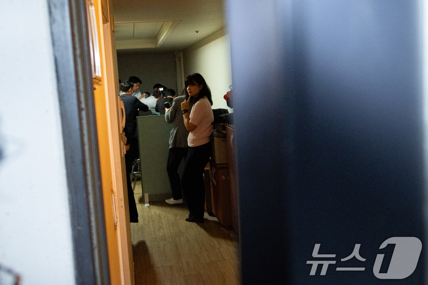 (서울=뉴스1) 유승관 기자 = 18일 서울 여의도 국민의힘 중앙당사 인근 당원명부 관리 데이터베이스(DB) 업체 사무실에서 김건희 특검팀(민중기 특별검사)이 압수수색 강제집행을 …