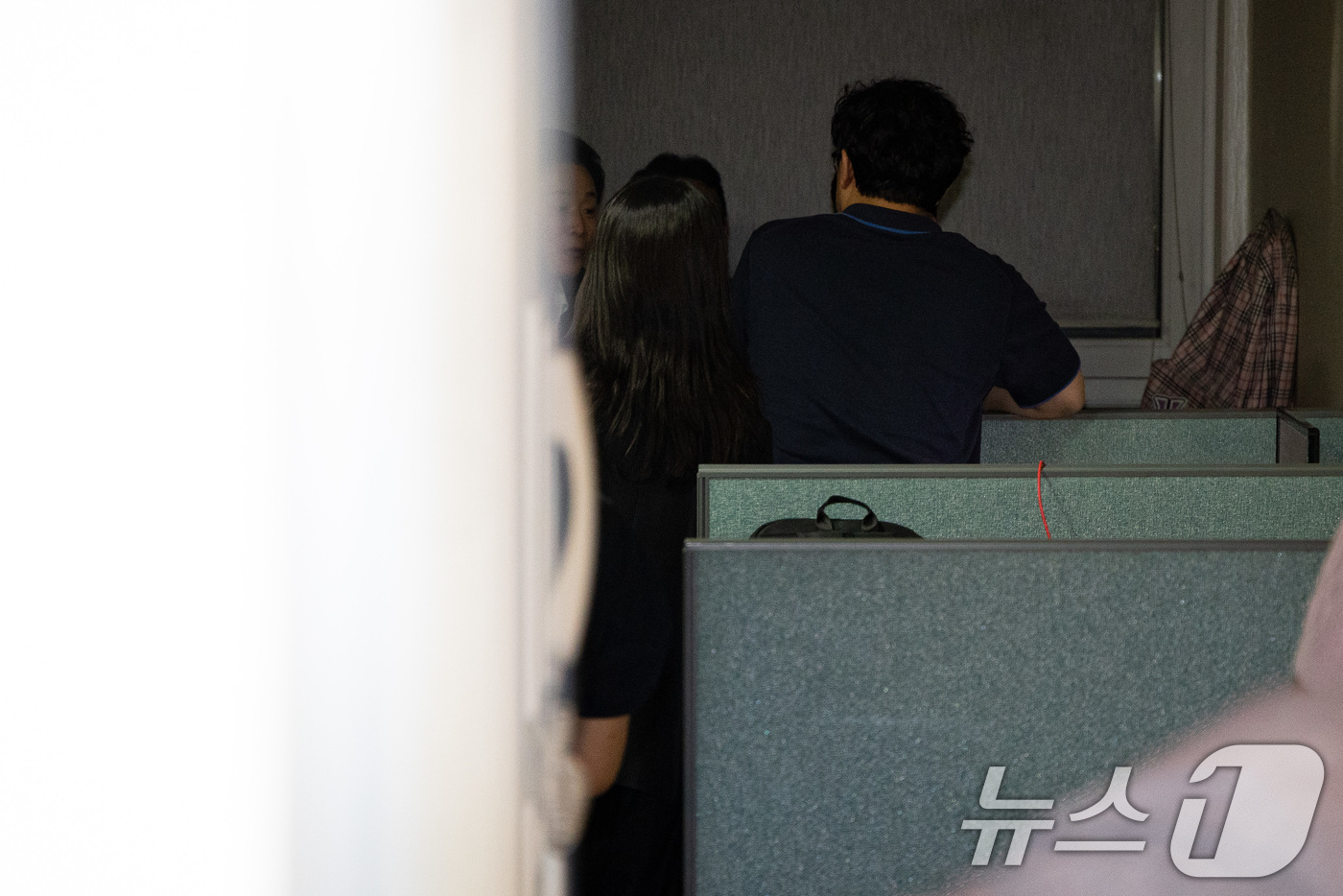 (서울=뉴스1) 유승관 기자 = 18일 서울 여의도 국민의힘 중앙당사 인근 당원명부 관리 데이터베이스(DB) 업체 사무실에서 김건희 특검팀(민중기 특별검사)이 압수수색 강제집행을 …