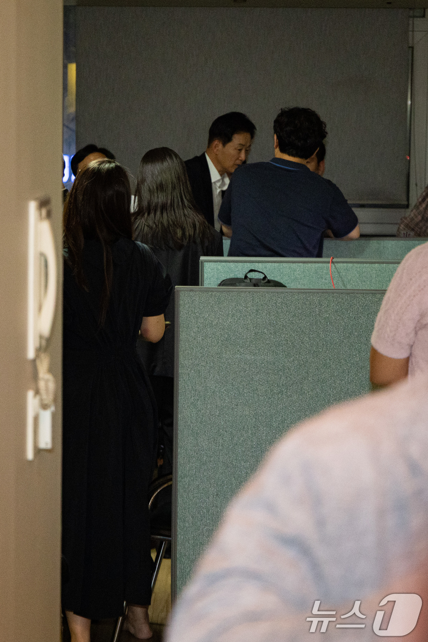 (서울=뉴스1) 유승관 기자 = 18일 서울 여의도 국민의힘 중앙당사 인근 당원명부 관리 데이터베이스(DB) 업체 사무실에서 김건희 특검팀(민중기 특별검사)이 압수수색 강제집행을 …