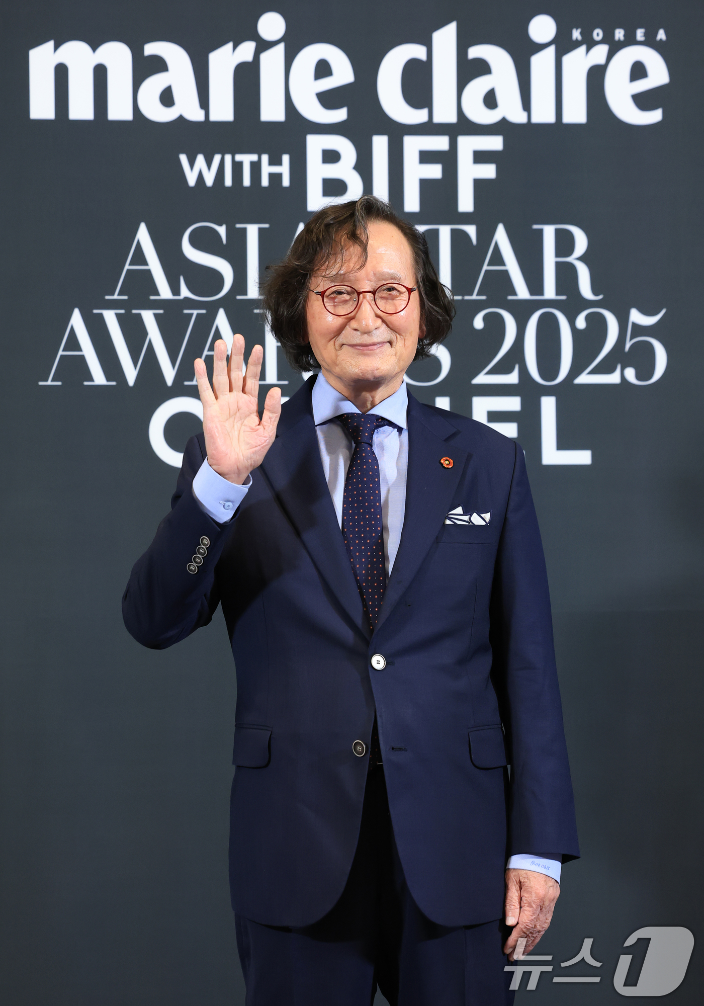 (부산=뉴스1) 권현진 기자 = 정지영 감독이 18일 부산 해운대구 중동 파라다이스호텔에서 열린 ‘2025 마리끌레르 아시아스타어워즈’ 포토콜 행사에 참석해 포즈를 취하고 있다. …