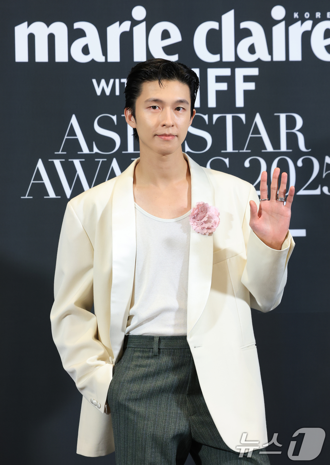 (부산=뉴스1) 권현진 기자 = 배우 홍경이 18일 부산 해운대구 중동 파라다이스호텔에서 열린 ‘2025 마리끌레르 아시아스타어워즈’ 포토콜 행사에 참석해 포즈를 취하고 있다. 2 …