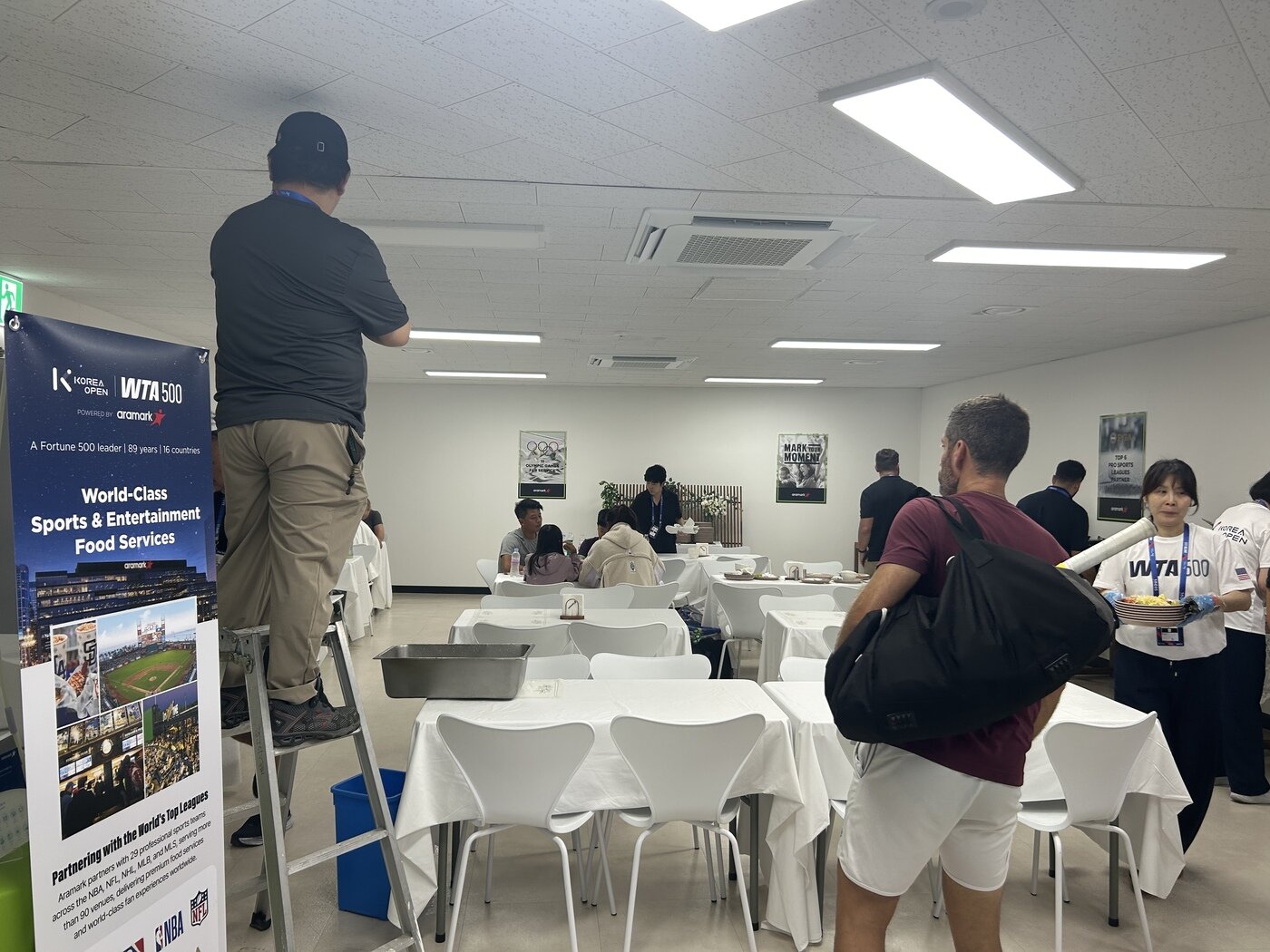 본문 이미지 - 코리아오픈 테니스 대회에 참가한 선수들이 식사를 하는 공간에 누수가 발생한 모습.(코리아오픈 조직위원회 제공)