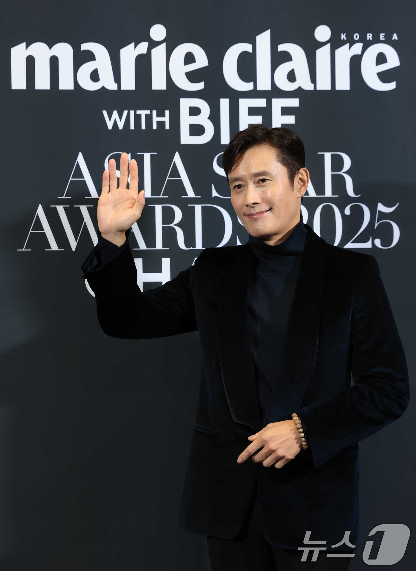 (부산=뉴스1) 권현진 기자 = 배우 이병헌이 18일 부산 해운대구 중동 파라다이스호텔에서 열린 ‘2025 마리끌레르 아시아스타어워즈’ 포토콜 행사에 참석해 포즈를 취하고 있다. …