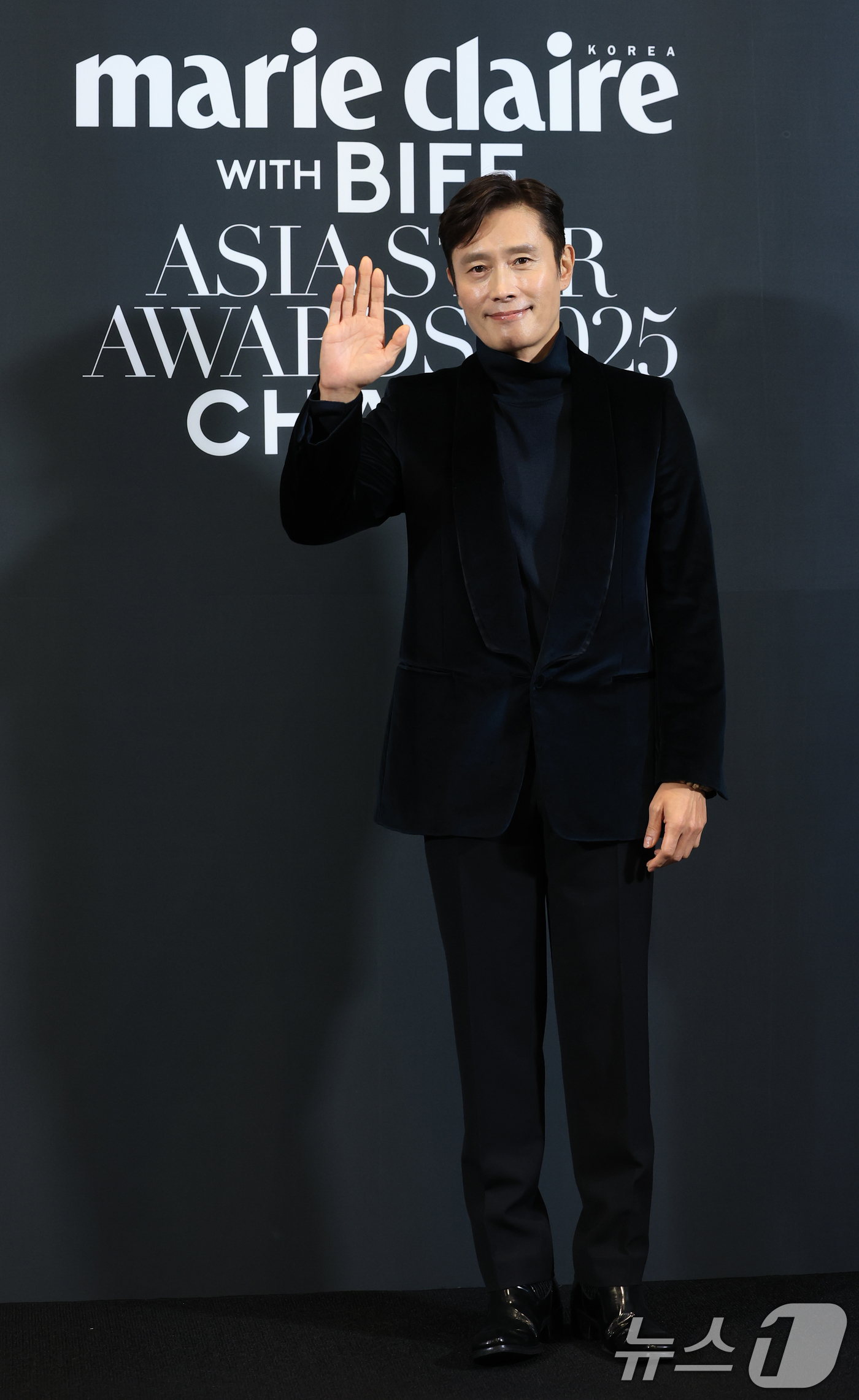 (부산=뉴스1) 권현진 기자 = 배우 이병헌이 18일 부산 해운대구 중동 파라다이스호텔에서 열린 ‘2025 마리끌레르 아시아스타어워즈’ 포토콜 행사에 참석해 포즈를 취하고 있다. …