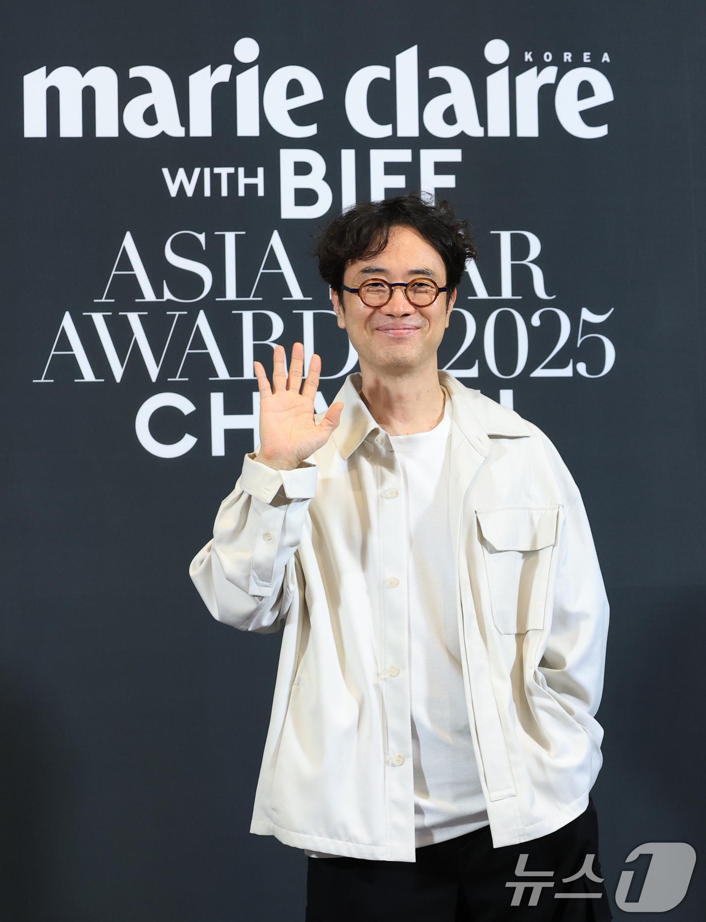 (부산=뉴스1) 권현진 기자 = 민규동 감독이 18일 부산 해운대구 중동 파라다이스호텔에서 열린 ‘2025 마리끌레르 아시아스타어워즈’ 포토콜 행사에 참석해 포즈를 취하고 있다. …