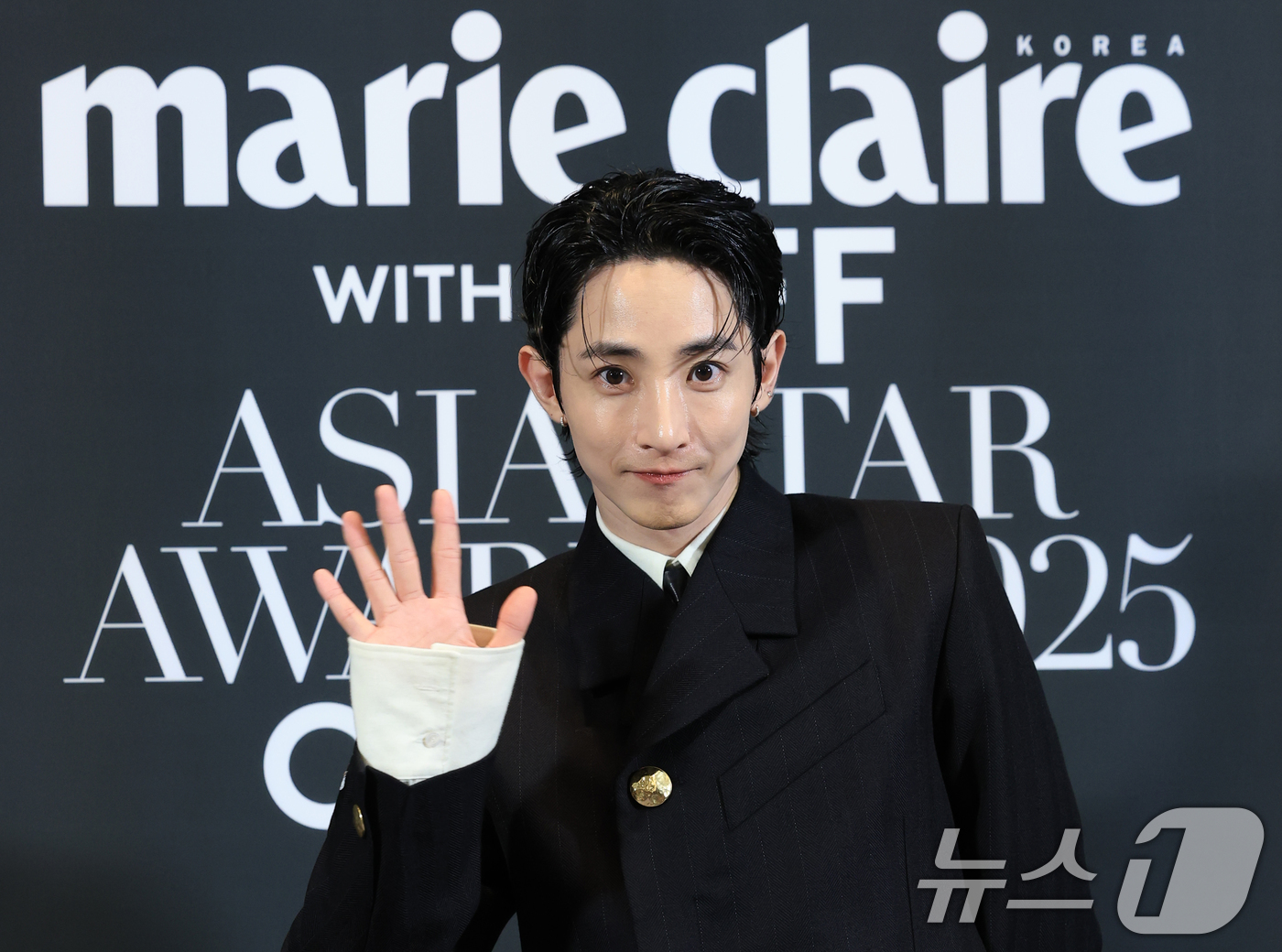 (부산=뉴스1) 권현진 기자 = 배우 이수혁이 18일 부산 해운대구 중동 파라다이스호텔에서 열린 ‘2025 마리끌레르 아시아스타어워즈’ 포토콜 행사에 참석해 포즈를 취하고 있다. …
