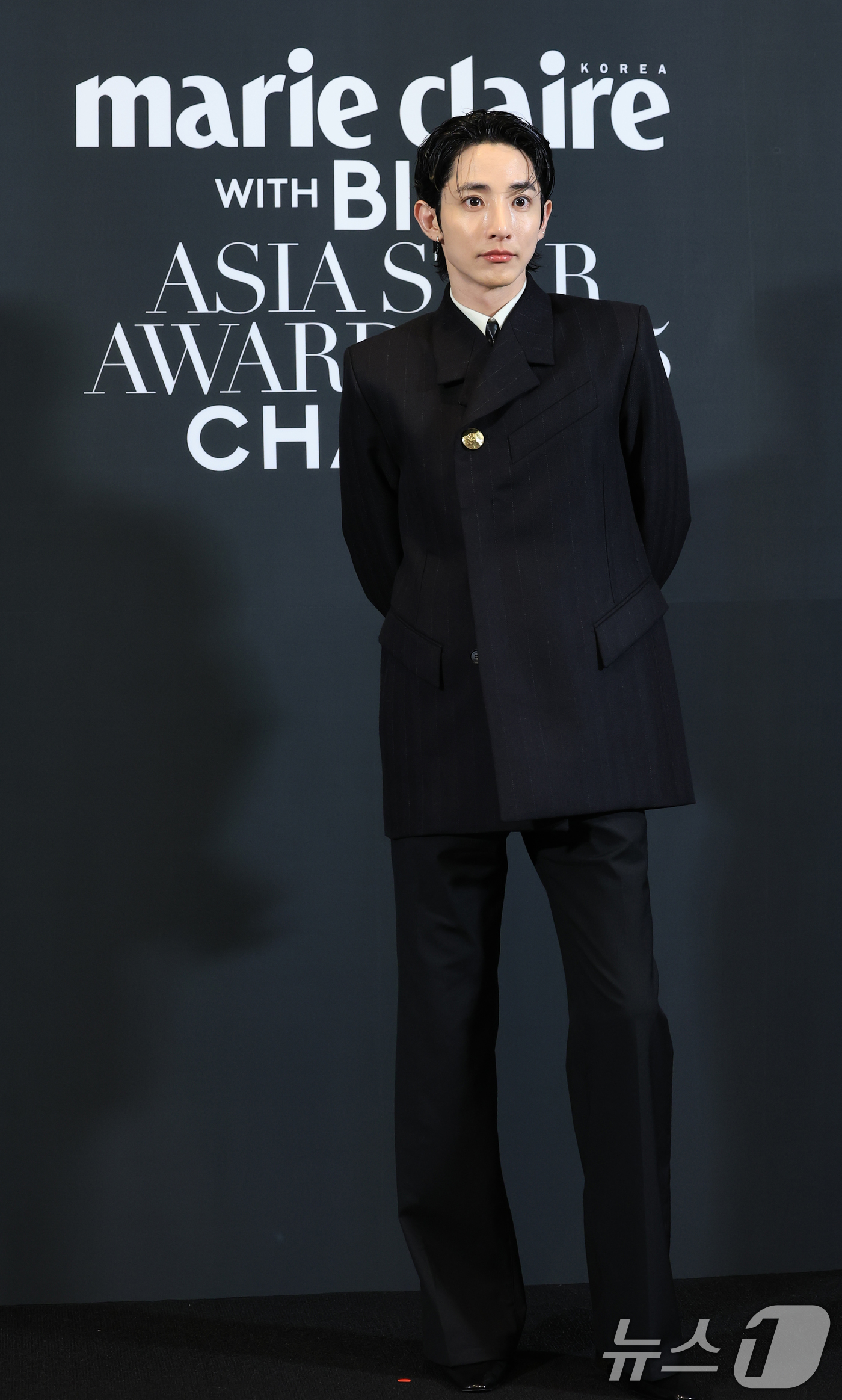 (부산=뉴스1) 권현진 기자 = 배우 이수혁이 18일 부산 해운대구 중동 파라다이스호텔에서 열린 ‘2025 마리끌레르 아시아스타어워즈’ 포토콜 행사에 참석해 포즈를 취하고 있다. …