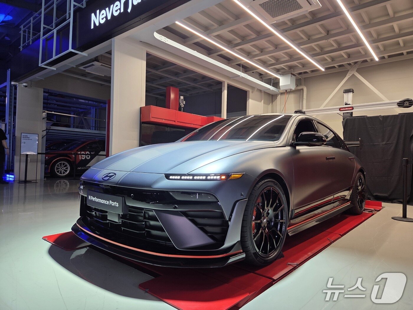 본문 이미지 - N 아카이브에 전시된 아이오닉 6 N 