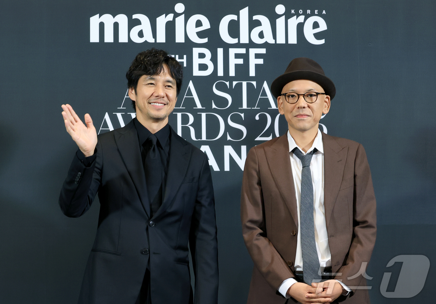 (부산=뉴스1) 권현진 기자 = 일본 배우 나시지마 히데토시와 마리코테츠야 감독(오른쪽)이 18일 부산 해운대구 중동 파라다이스호텔에서 열린 ‘2025 마리끌레르 아시아스타어워즈’ …