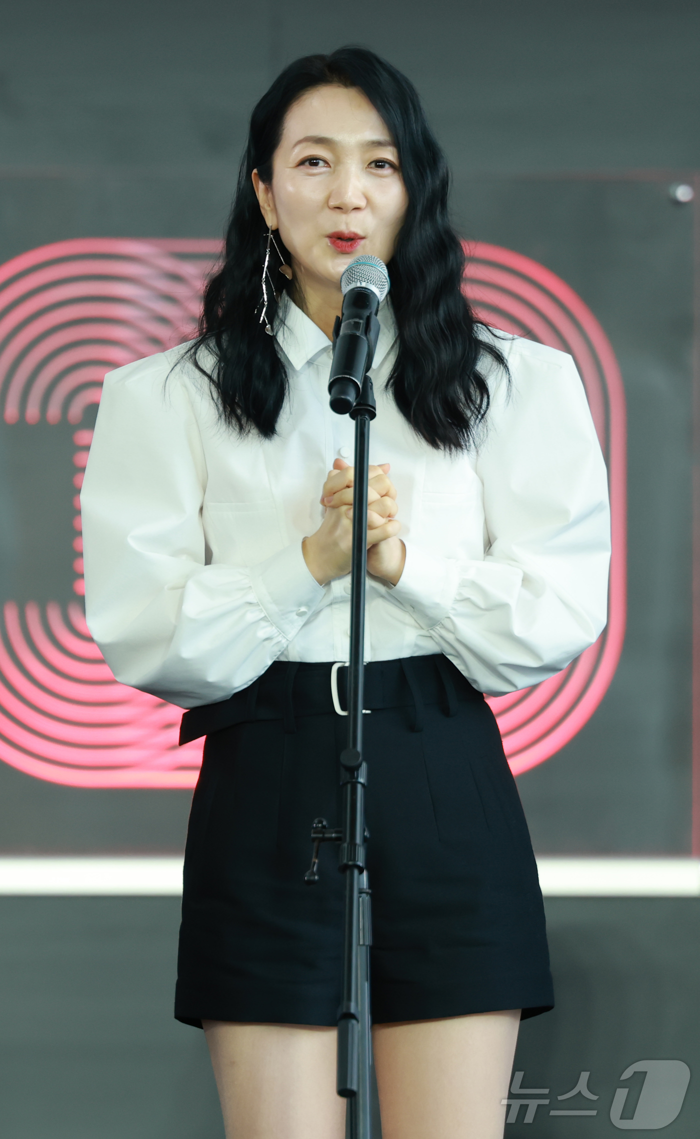 (부산=뉴스1) 권현진 기자 = 배우 김주령이 18일 부산 해운대구 영화의전당에서 열린 제30회 부산국제영화제(BIFF) ‘하나코리아’ 무대 인사에 참석해 관객들과 즐거운 시간을 …