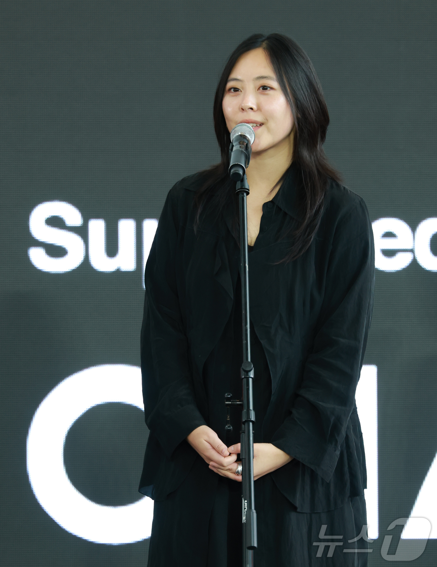 (부산=뉴스1) 권현진 기자 = '기생충' 동시통역사로 알려진 샤론 최(본명 최성재)가 18일 부산 해운대구 영화의전당에서 열린 제30회 부산국제영화제(BIFF) ‘하나코리아’ 무 …