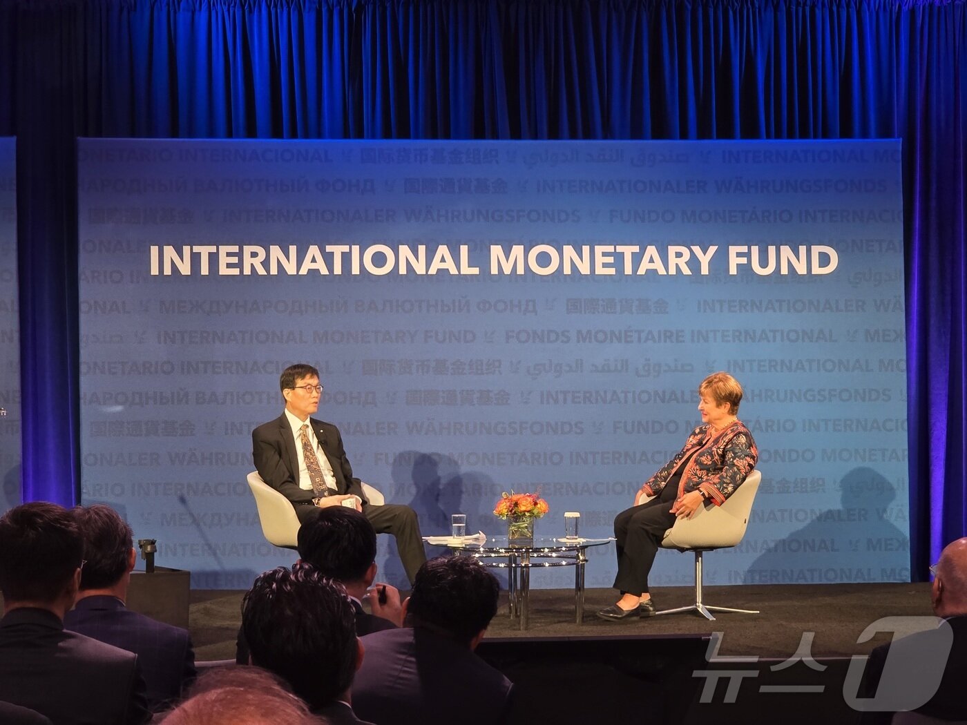 본문 이미지 - 이창용 한국은행 총재가 18일&#40;현지시간&#41; 미국 워싱턴DC IMF&#40;국제통화기금&#41; 본부에서 &#39;한국의 통합정책체계&#40;IPF&#41; 여정 : 실효하한금리&#40;ELB&#41; 시대의 도전과 대응&#39;을 주제로 강연한 후 크리스탈리나 게오르기에바 IMF 총재와 대담하고 있다. 2025.09.18. ⓒ News1 류정민 특파원