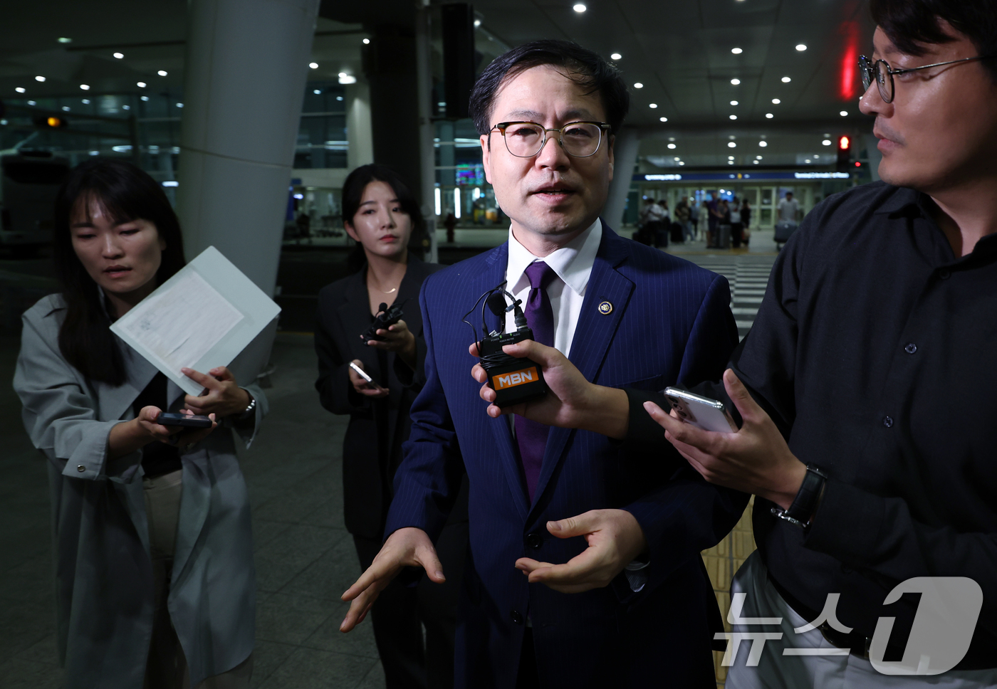 (인천공항=뉴스1) 박정호 기자 = 한미 관세협상 후속 협의 관련 미국 방문을 마친 여한구 산업통상자원부 통상교섭본부장이 19일 오전 인천국제공항을 통해 귀국해 이동하며 취재진의 …